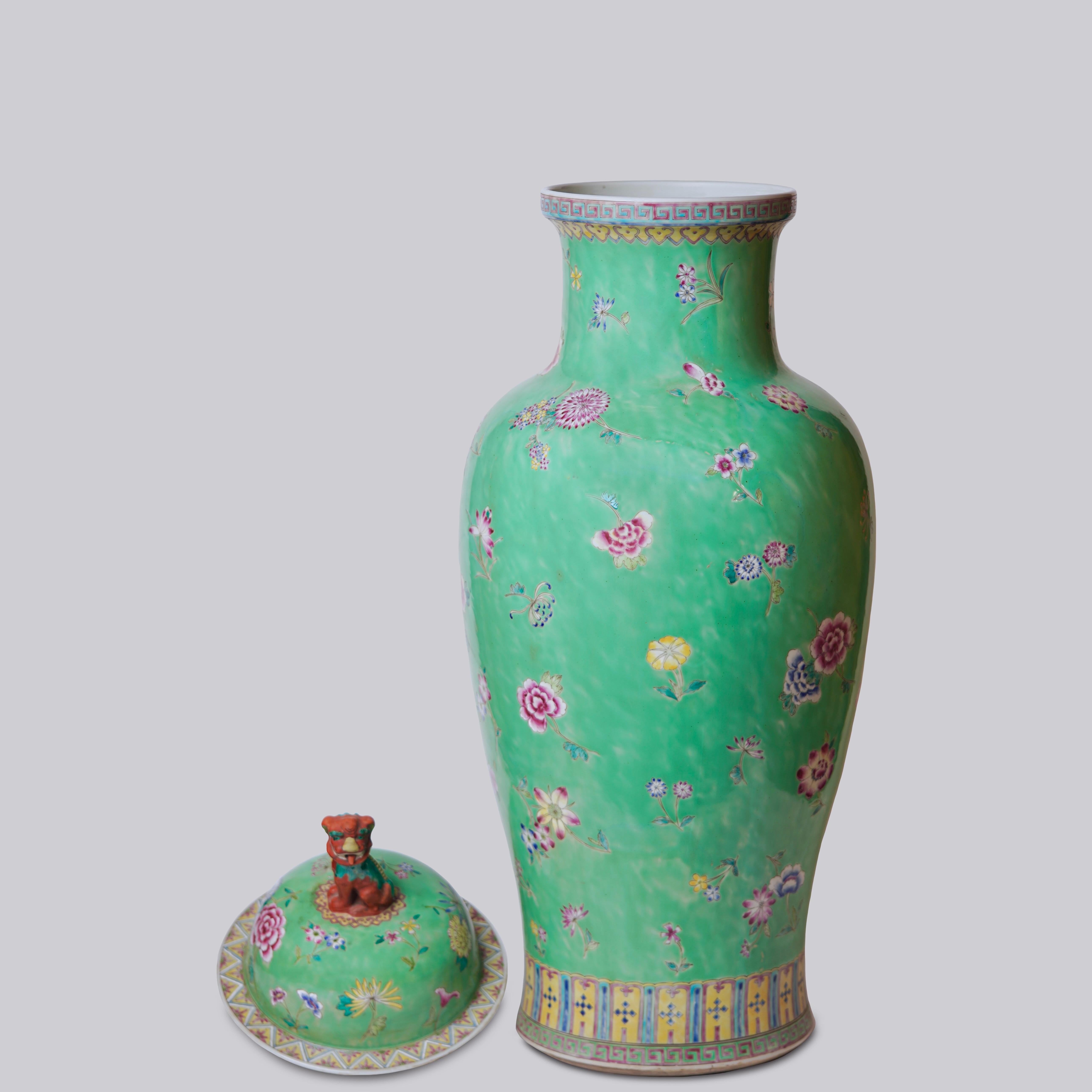 Porcelaine Vase de sol en porcelaine Famille Verte à motif floral vintage en vente