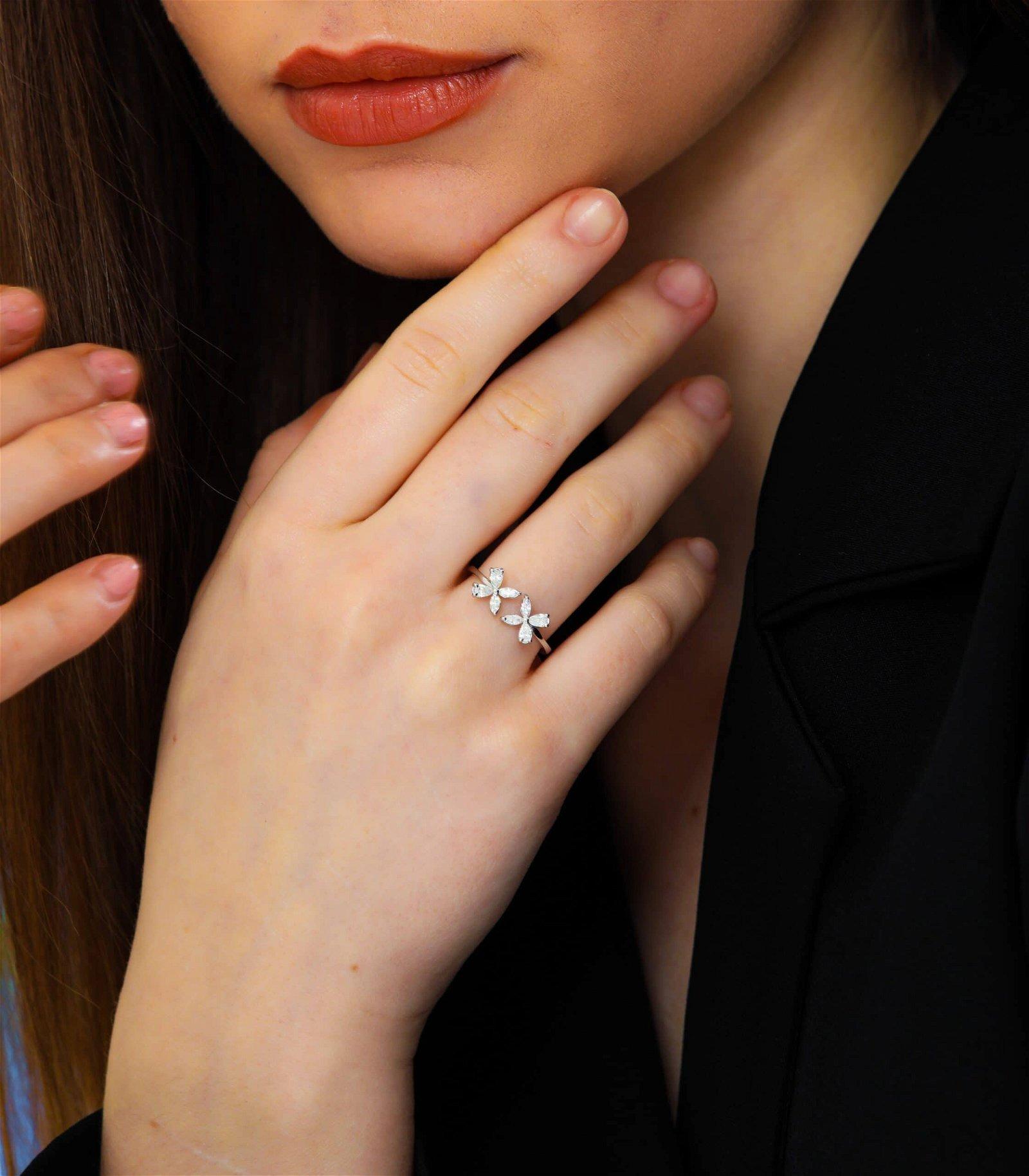 Détails du produit :

• Fabriqué sur commande

• Or Kt : 14kt

• Couleurs d'or disponibles : Or Rose, Or Jaune, Or Blanc

• Diamant marquise de 0,28ct

• Diamant poire naturel de 0.32ct

• Couleur et pureté du diamant : Couleur F-G VS/SI Clarté

•