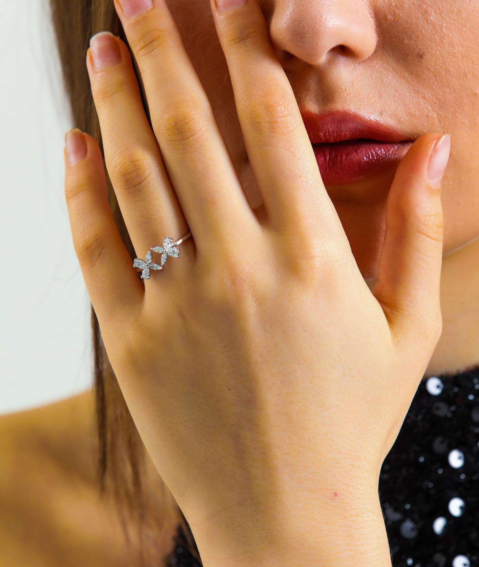 Taille ronde Bague en diamant de 0,60 ct à taille mixte et design floral en vente