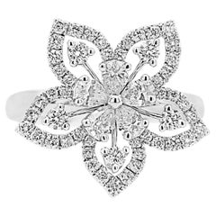 Anillo de cóctel de platino con diamantes blancos talla pera y brillante redondo
