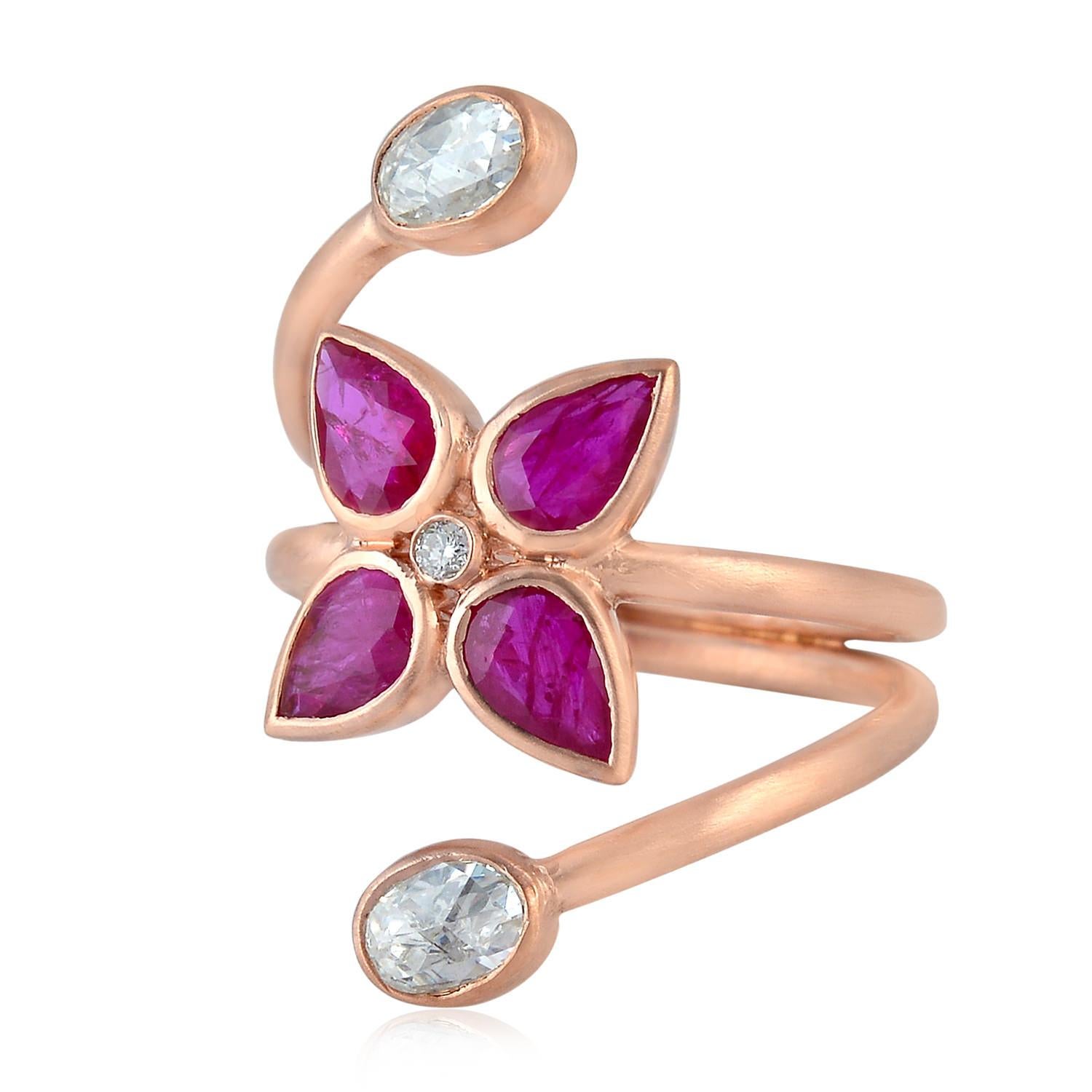 Floral Design Rubin und Diamant Ring aus 18k Gold im Zustand „Neu“ im Angebot in New York, NY