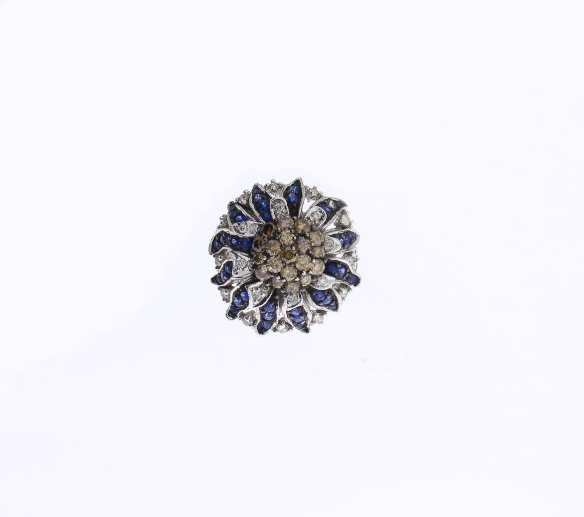 Floral Design Sapphire Diamond White Gold Cluster Ring In Excellent Condition For Sale In Berlin, DE