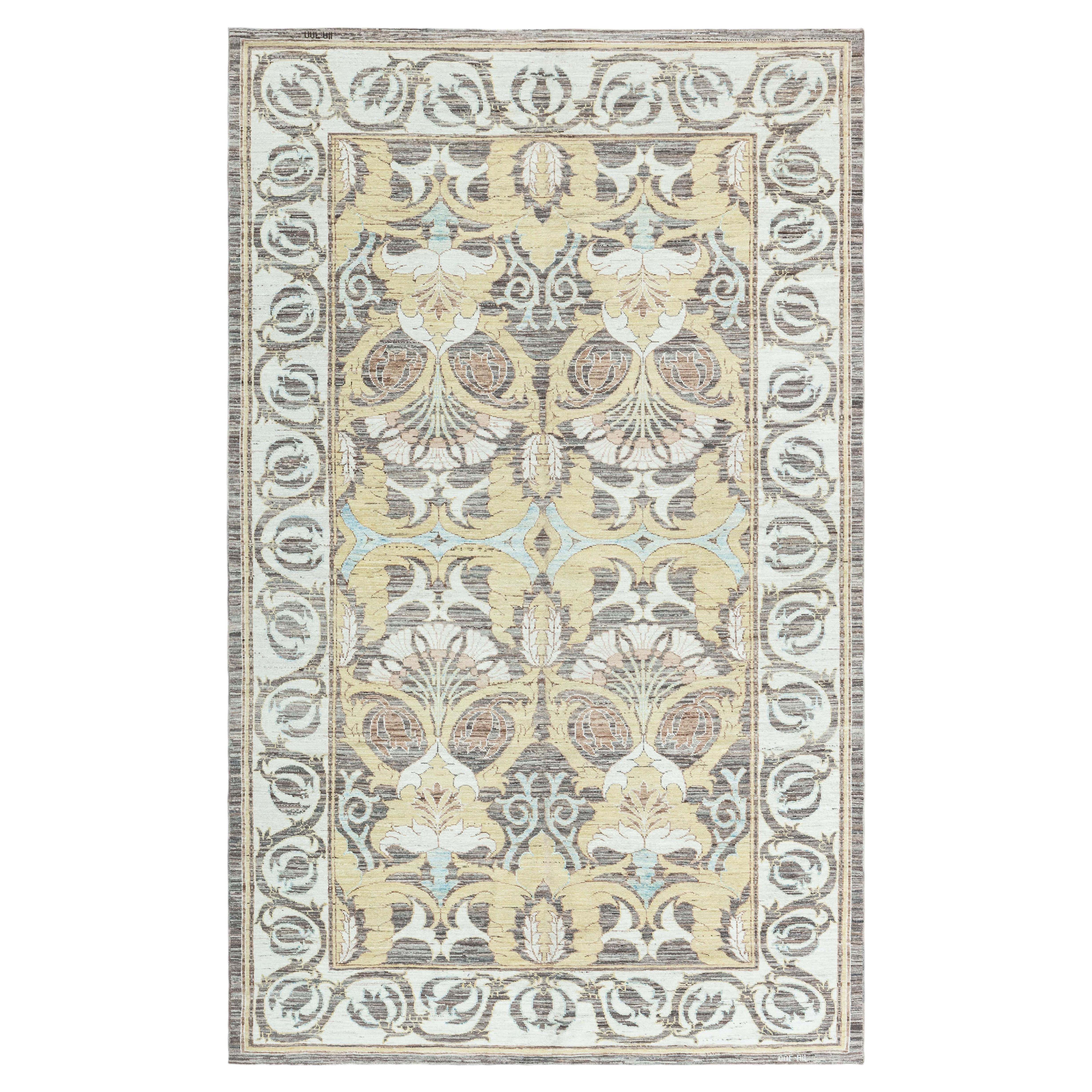 Alfombra tradicional de color gris claro con diseño floral «Cuenca», de Doris Leslie Blau en venta