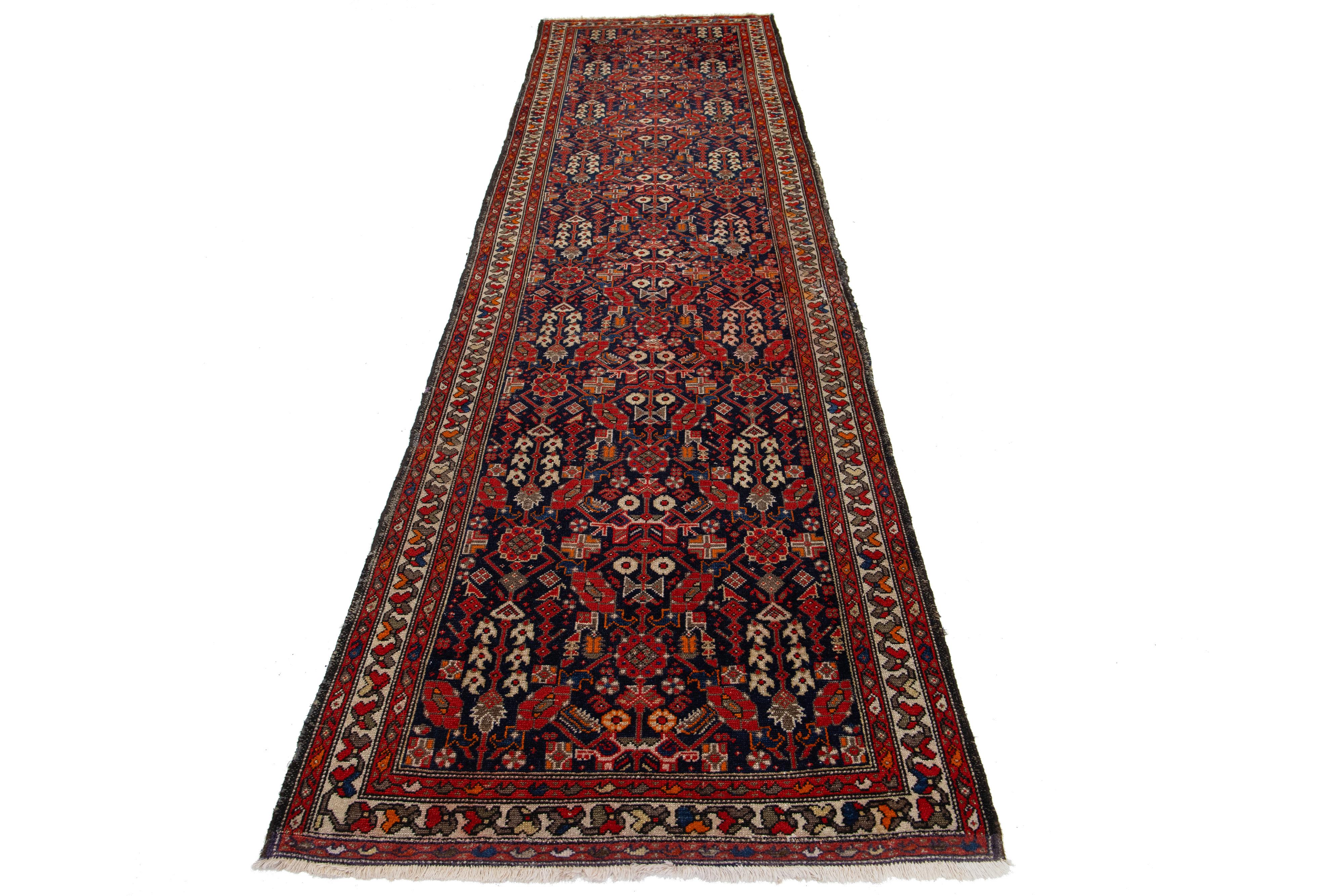 Il s'agit d'un tapis persan Malayer fait à la main et datant du 20e siècle. Son motif floral présente un champ bleu foncé avec des accents rouges, beiges et orange.

Ce tapis mesure 3'5