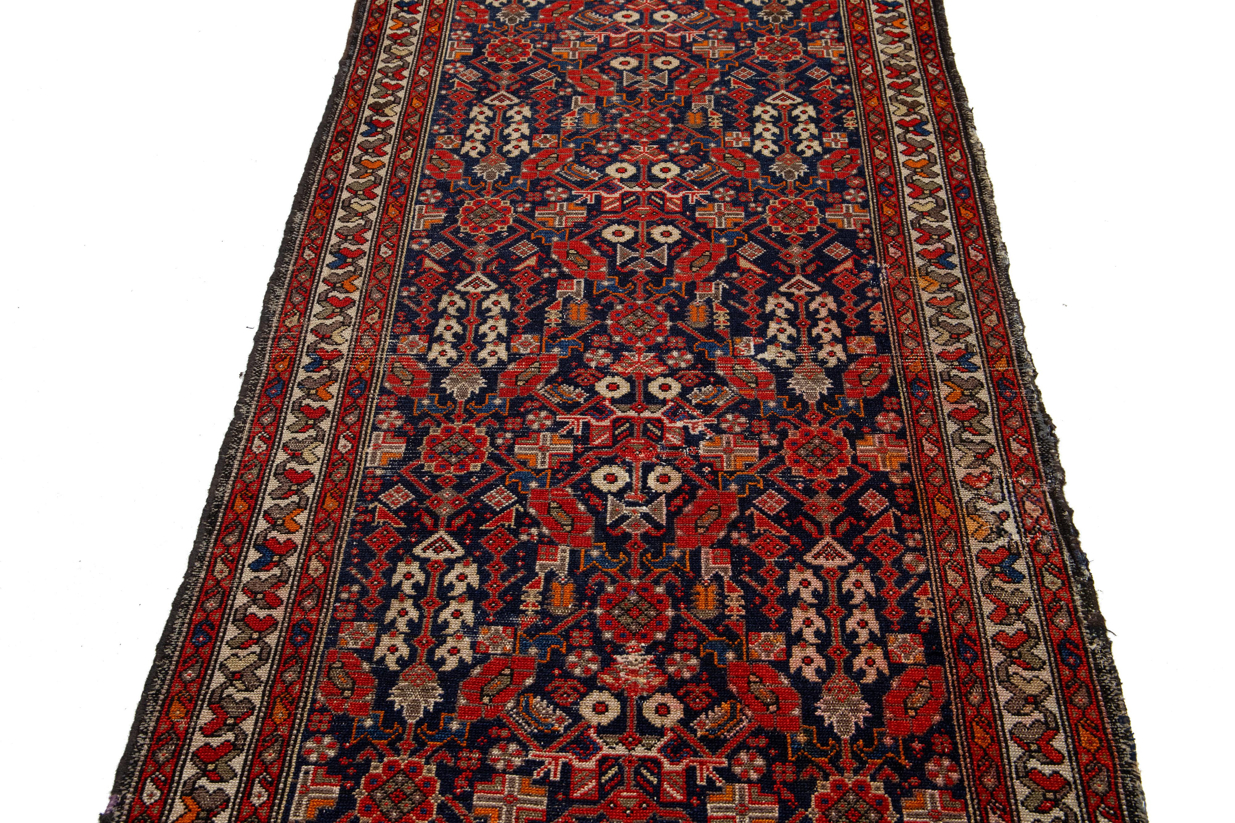 Tapis de couloir Malayer ancien en laine bleue perse à motifs floraux en vente 1