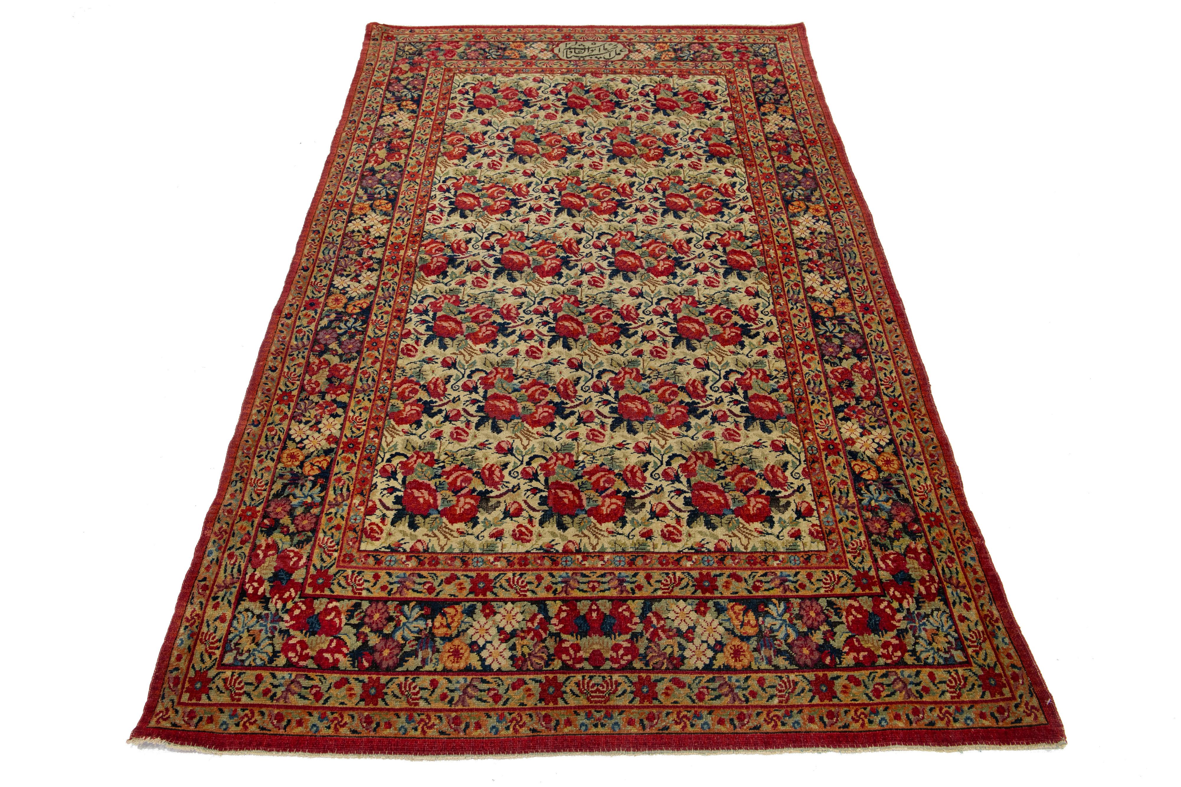 Dies ist ein handgeknüpfter persischer Malayer-Teppich aus dem 20. Jahrhundert. Es hat ein beiges Feld mit blauen und roten Akzenten im Blumenmuster.

Dieser Teppich misst 4'8