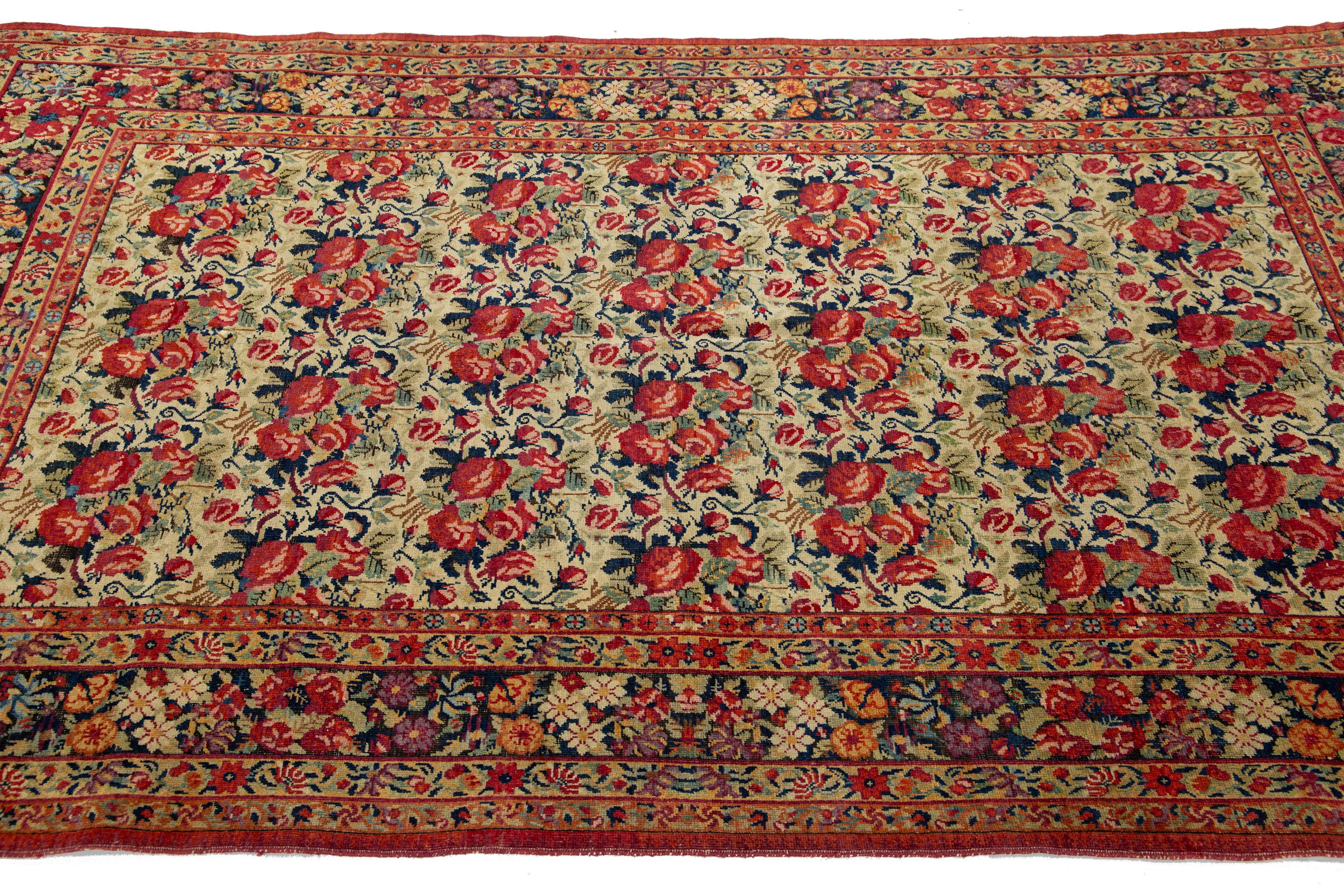 Antiker persischer Malayer-Wollteppich in Beige mit Blumenmuster im Zustand „Gut“ im Angebot in Norwalk, CT