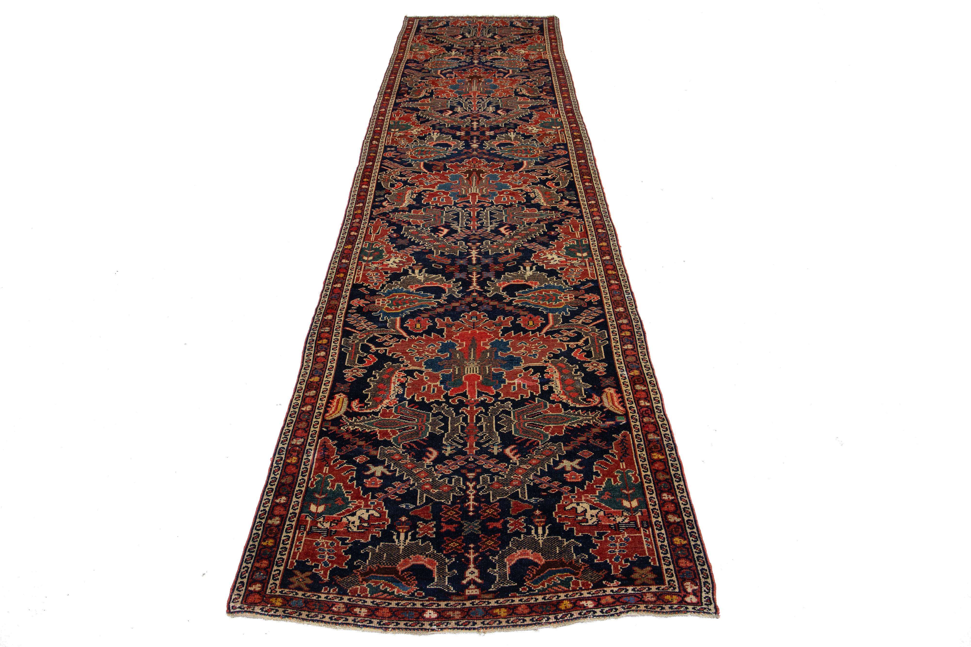 Il s'agit d'un tapis persan Malayer fait à la main et datant du 20e siècle. Il présente un champ bleu foncé avec des accents rouges sur l'ensemble du motif floral.

Ce tapis mesure 3'4