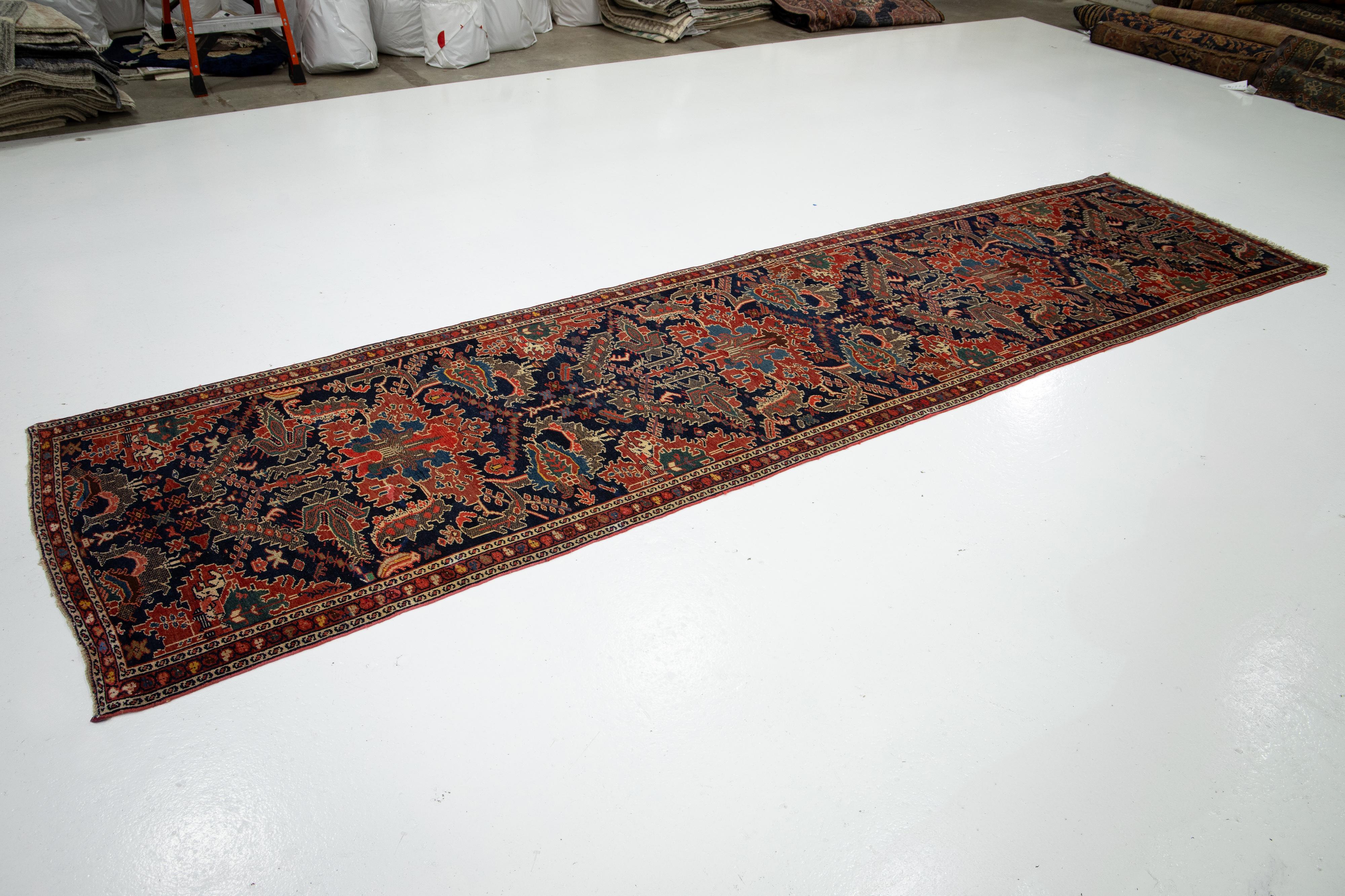 Perse Tapis de couloir persan Malayer ancien en laine bleu foncé à motifs floraux en vente