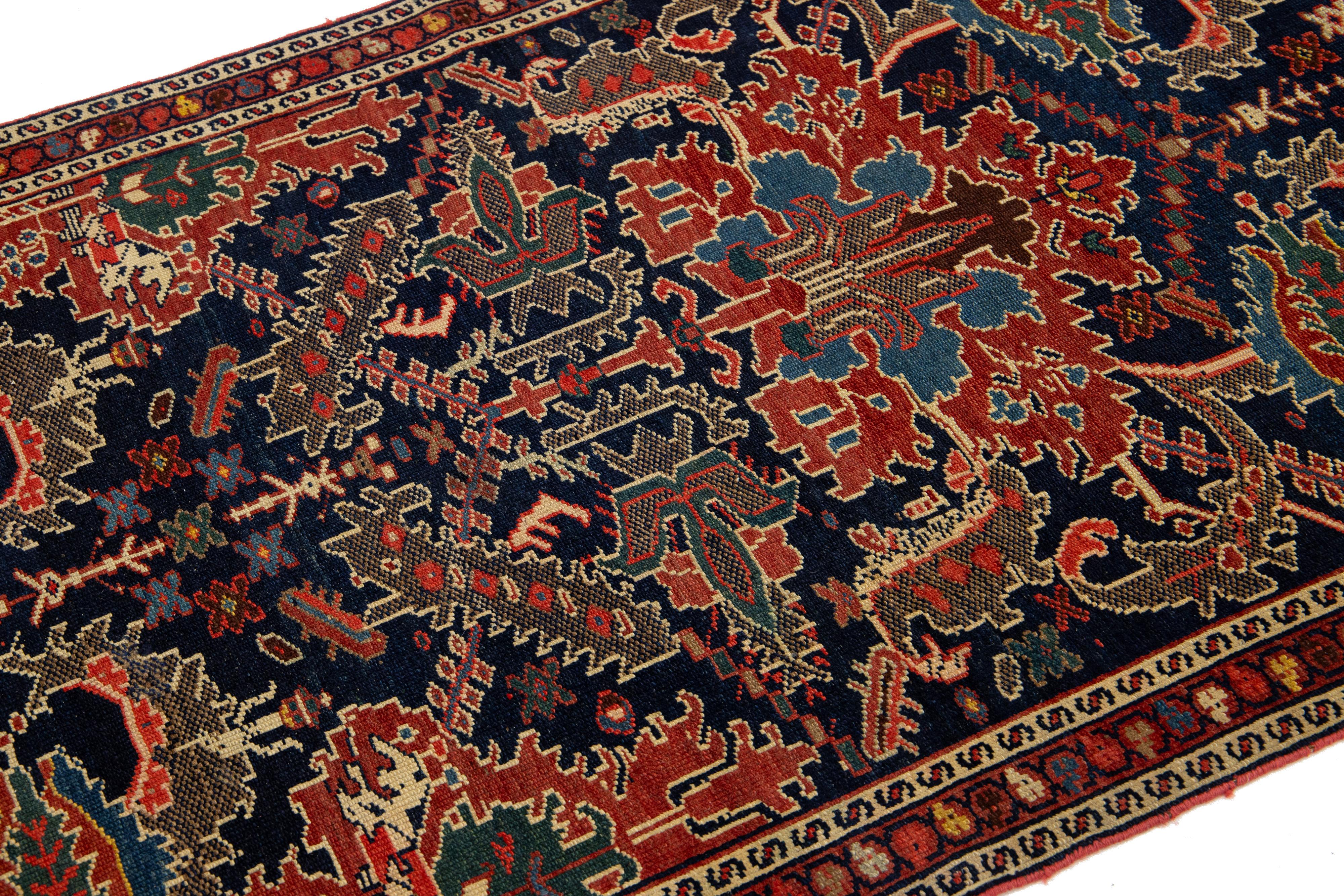 Noué à la main Tapis de couloir persan Malayer ancien en laine bleu foncé à motifs floraux en vente