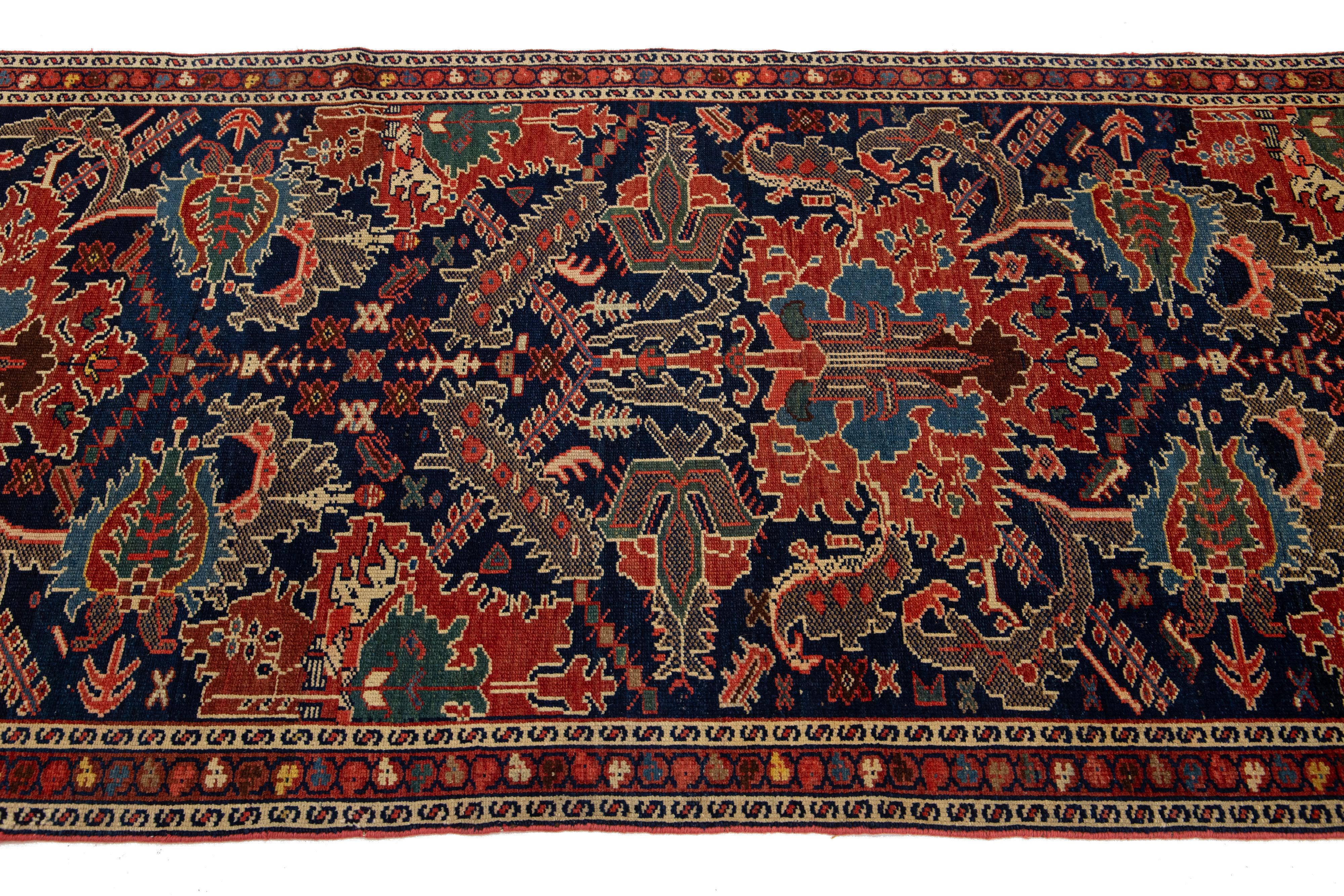 Tapis de couloir persan Malayer ancien en laine bleu foncé à motifs floraux Bon état - En vente à Norwalk, CT