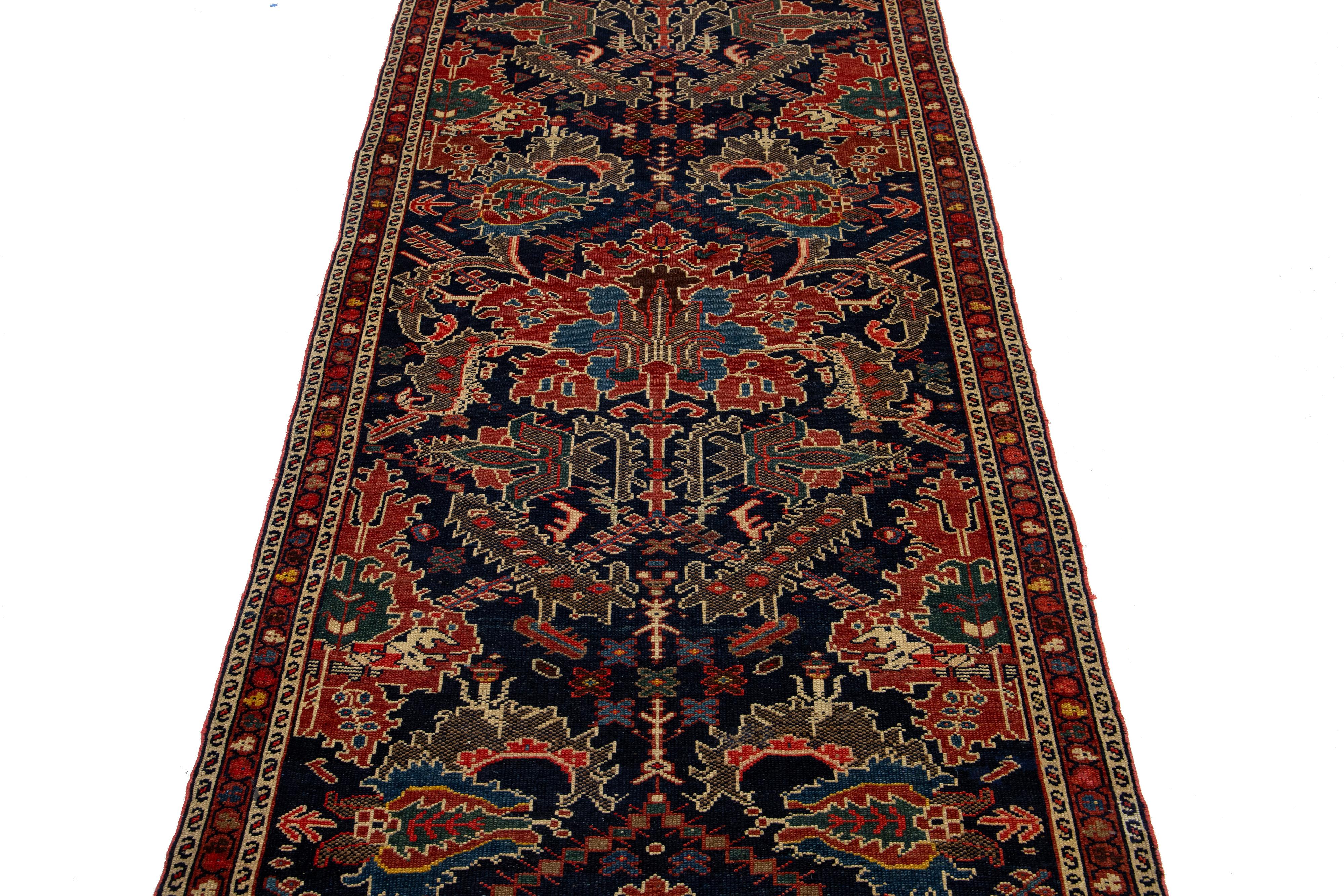 Laine Tapis de couloir persan Malayer ancien en laine bleu foncé à motifs floraux en vente