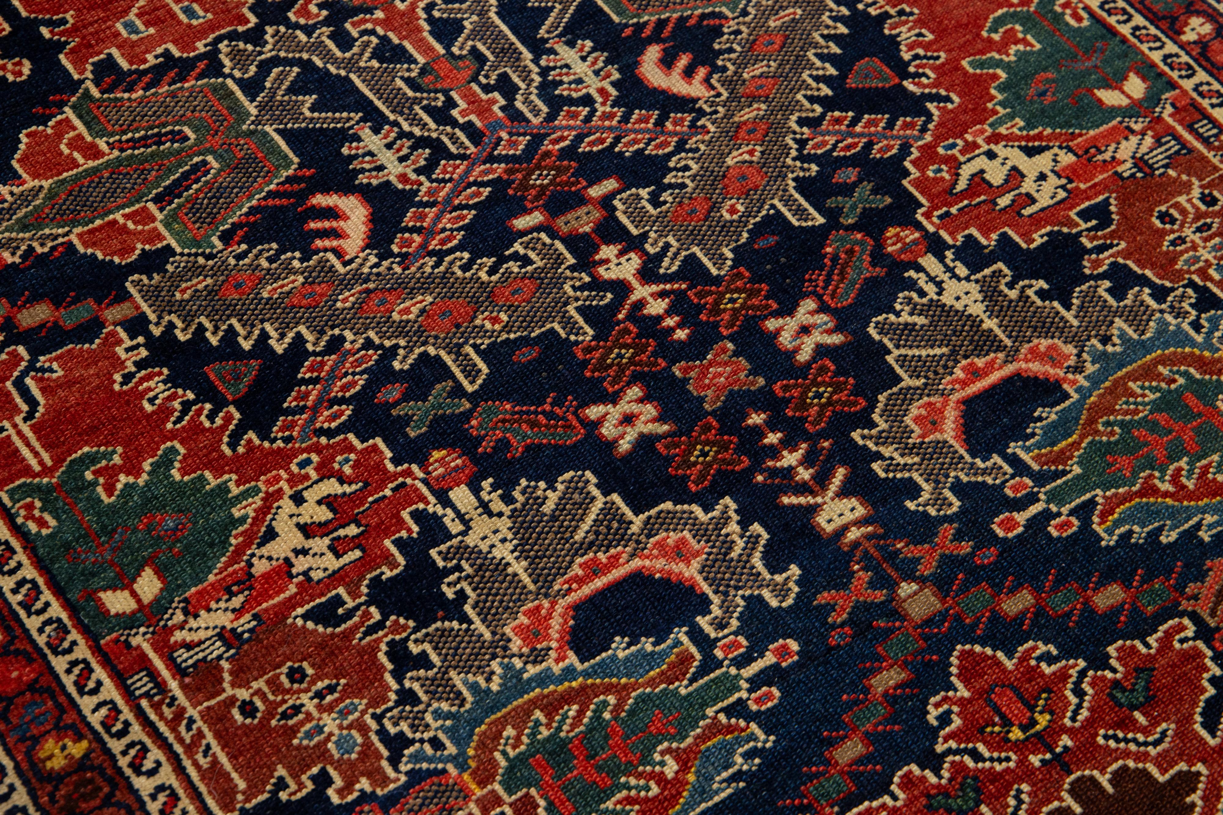 Tapis de couloir persan Malayer ancien en laine bleu foncé à motifs floraux en vente 1