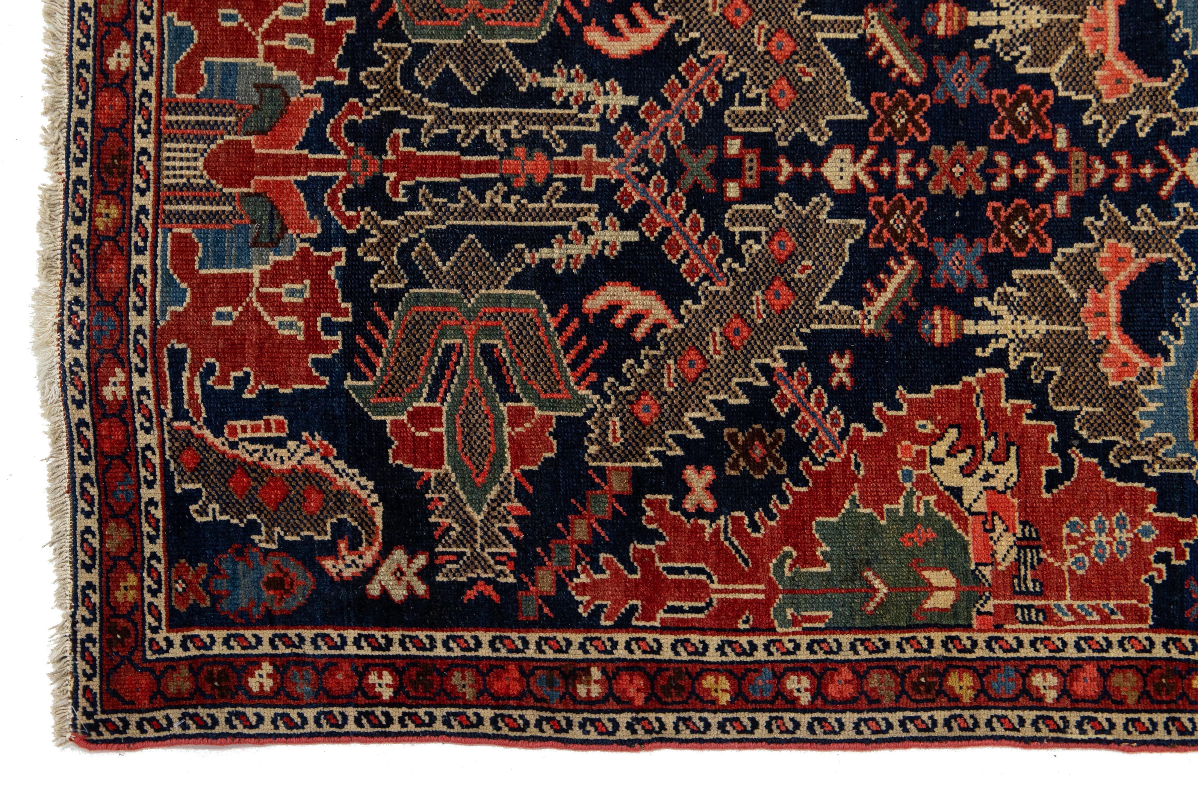 Tapis de couloir persan Malayer ancien en laine bleu foncé à motifs floraux en vente 2