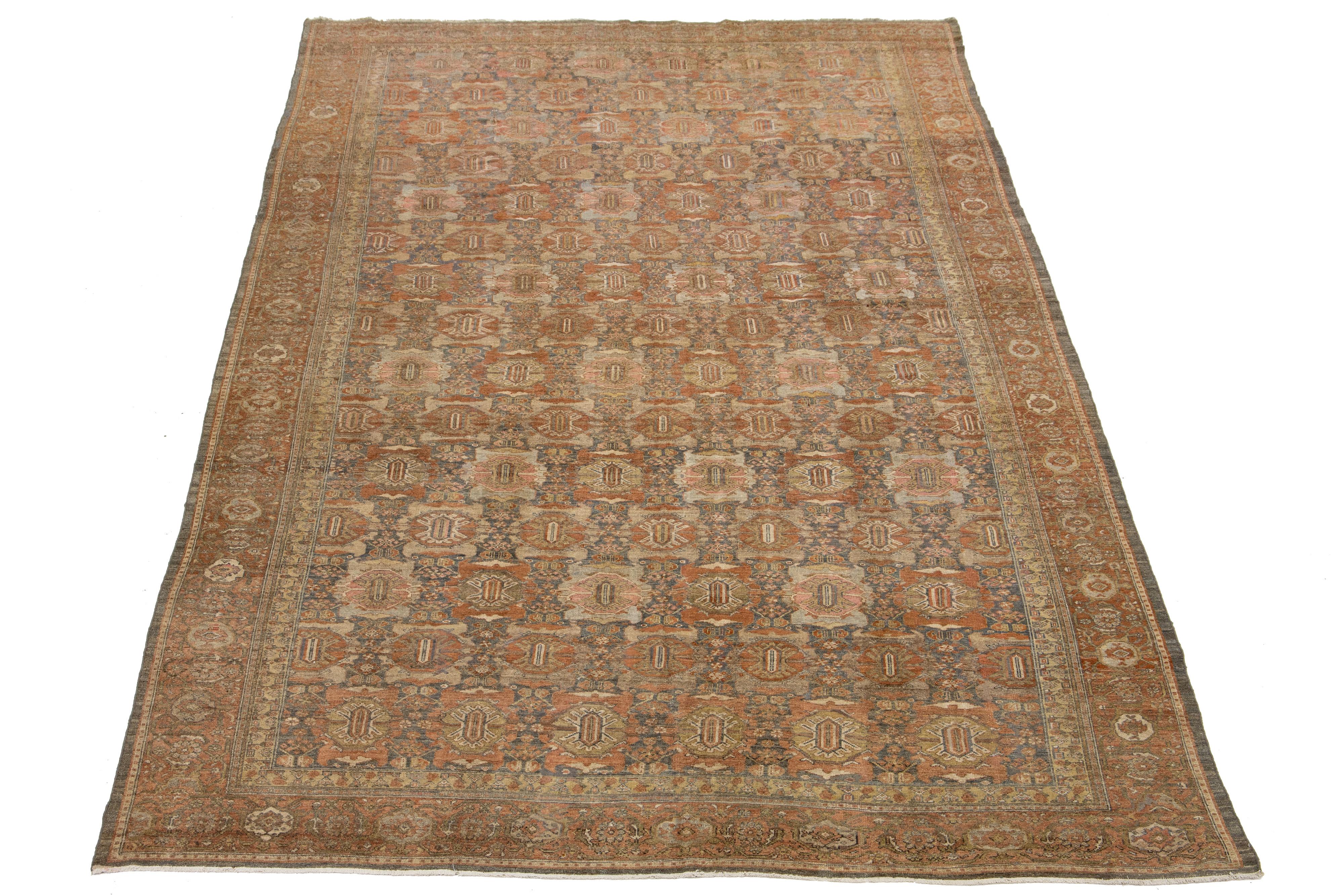 Questo squisito tappeto antico persiano Malayer presenta un bellissimo disegno floreale, con ricche sfumature di grigio e ruggine. Realizzato a mano nel 1890, combina un'arte intricata con un'eleganza senza tempo, rendendolo un'aggiunta perfetta a