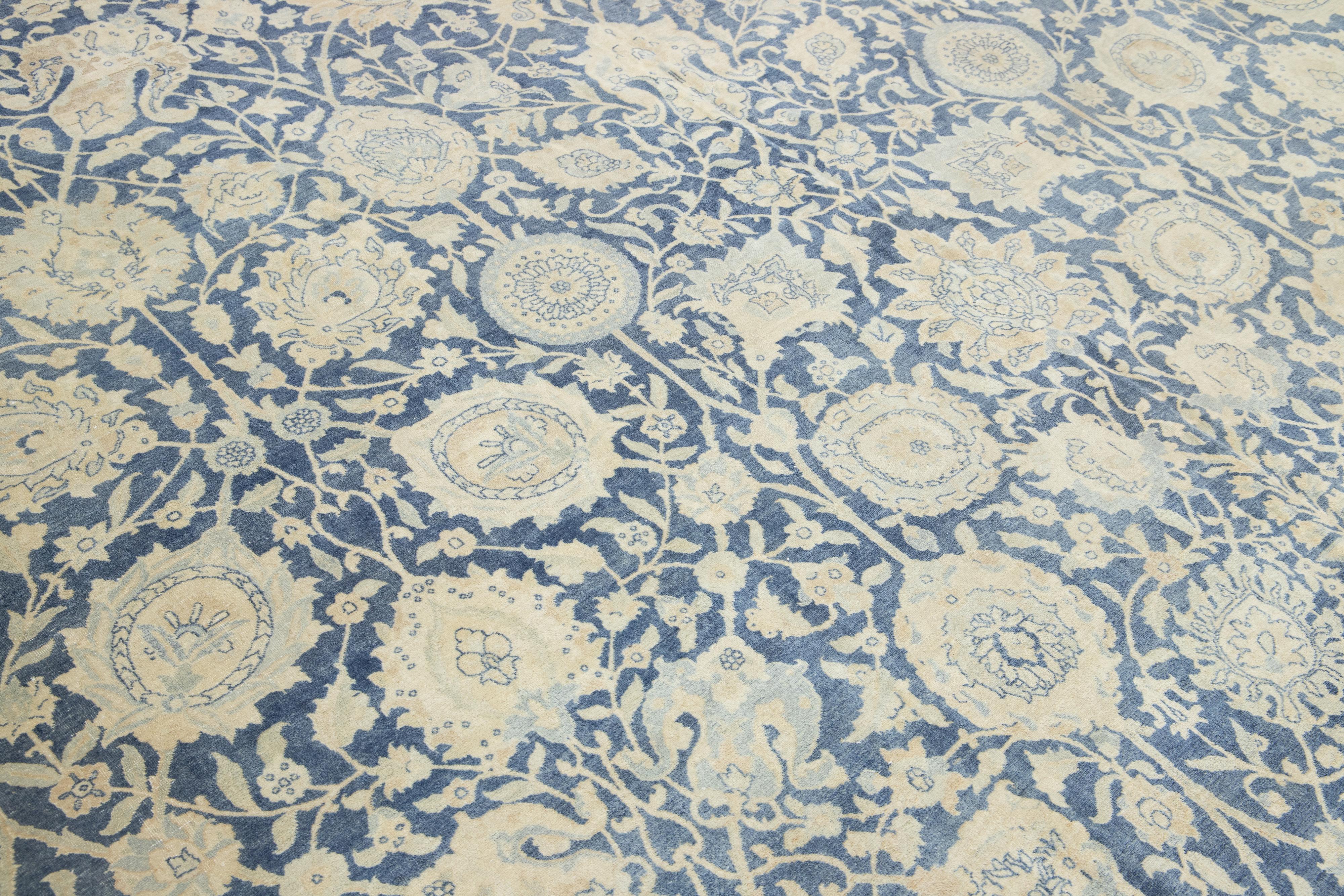 Tappeto in lana Tabriz persiano antico dal design floreale in blu in vendita 3