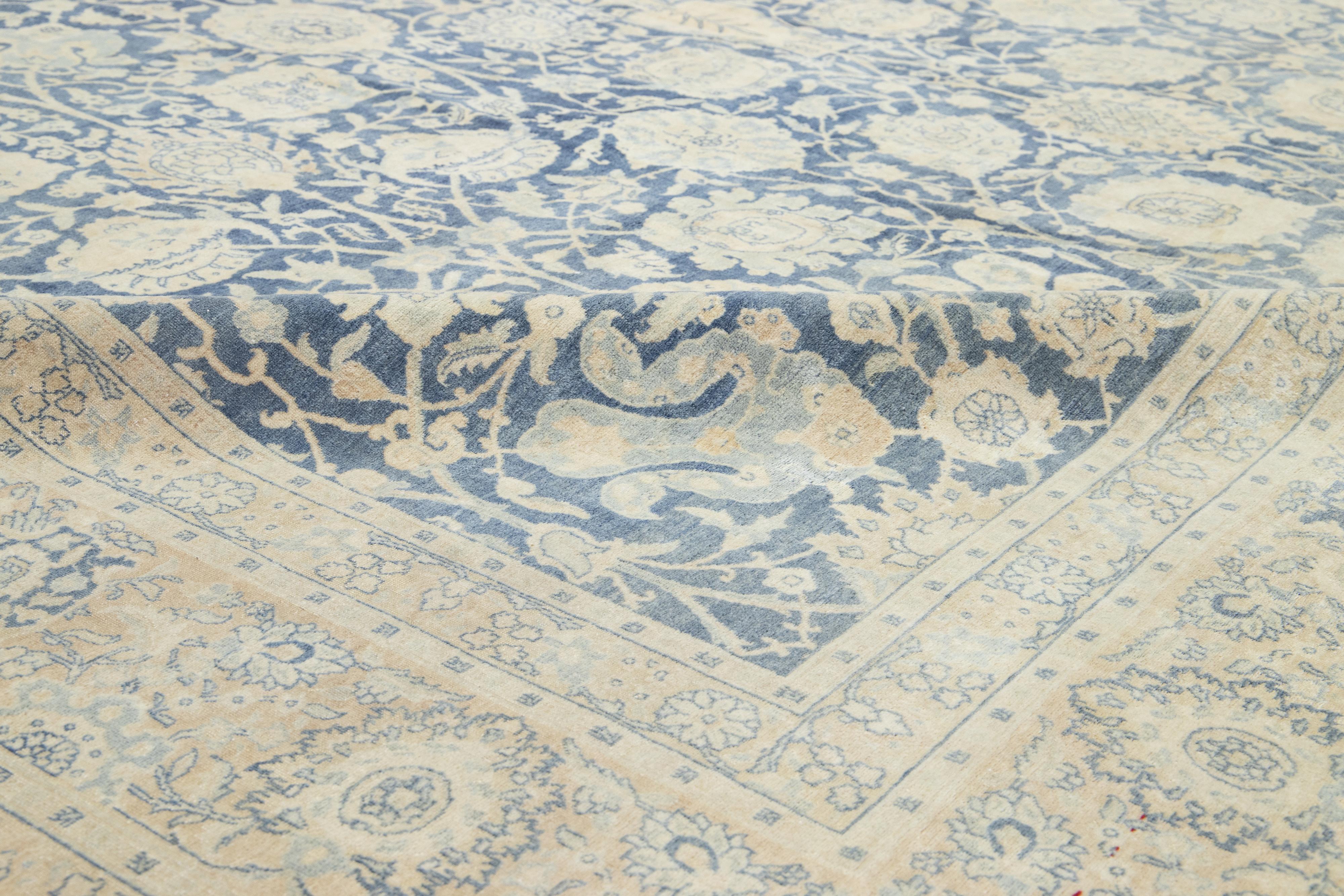 Tappeto in lana Tabriz persiano antico dal design floreale in blu in vendita 4