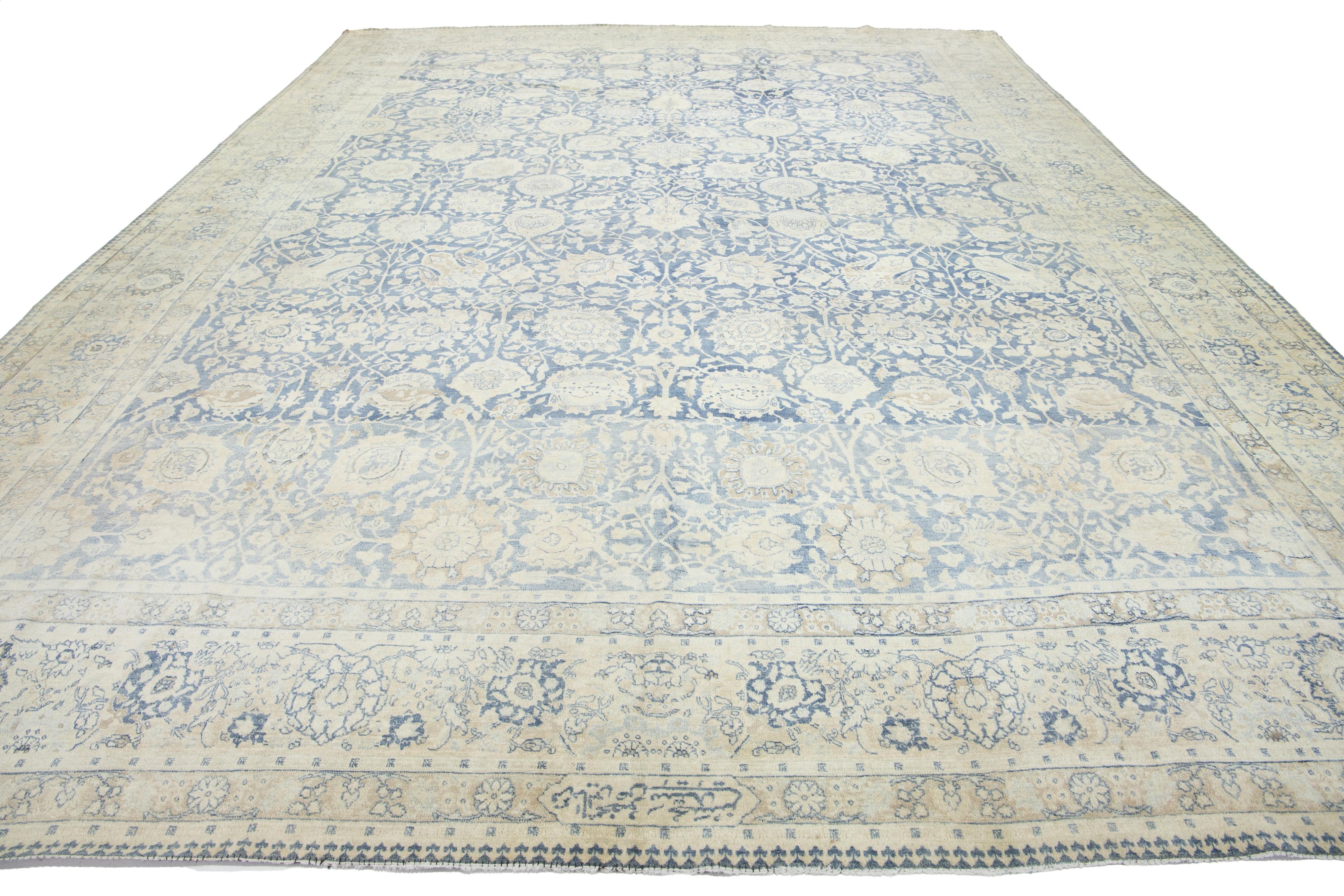 Questo bellissimo tappeto persiano Tabriz antico del 1880 presenta un sorprendente campo blu decorato con un motivo floreale all-over, elegantemente evidenziato da dettagli beige.

Questo tappeto misura 12'9'' x 17'9''.

