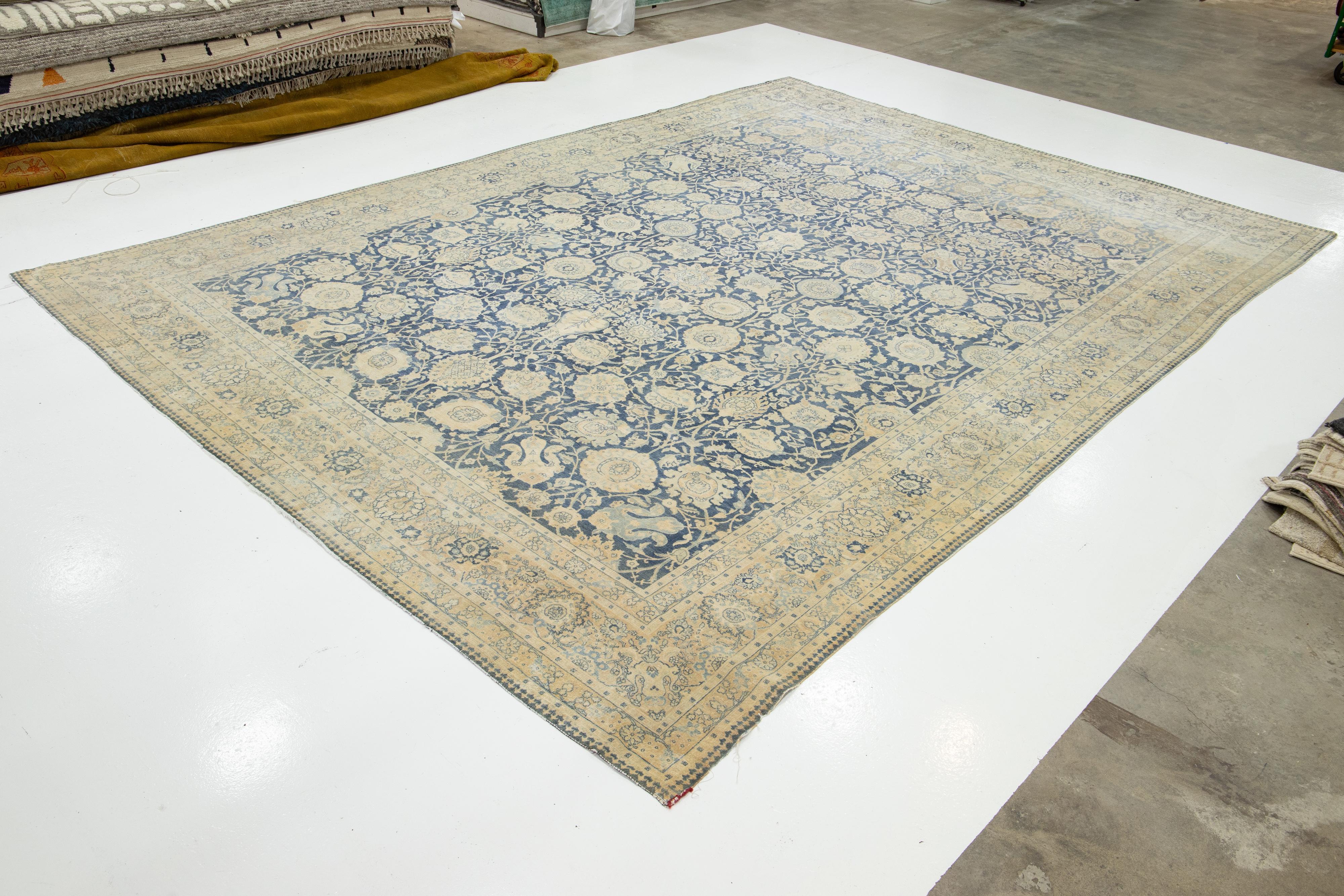 Persiano Tappeto in lana Tabriz persiano antico dal design floreale in blu in vendita
