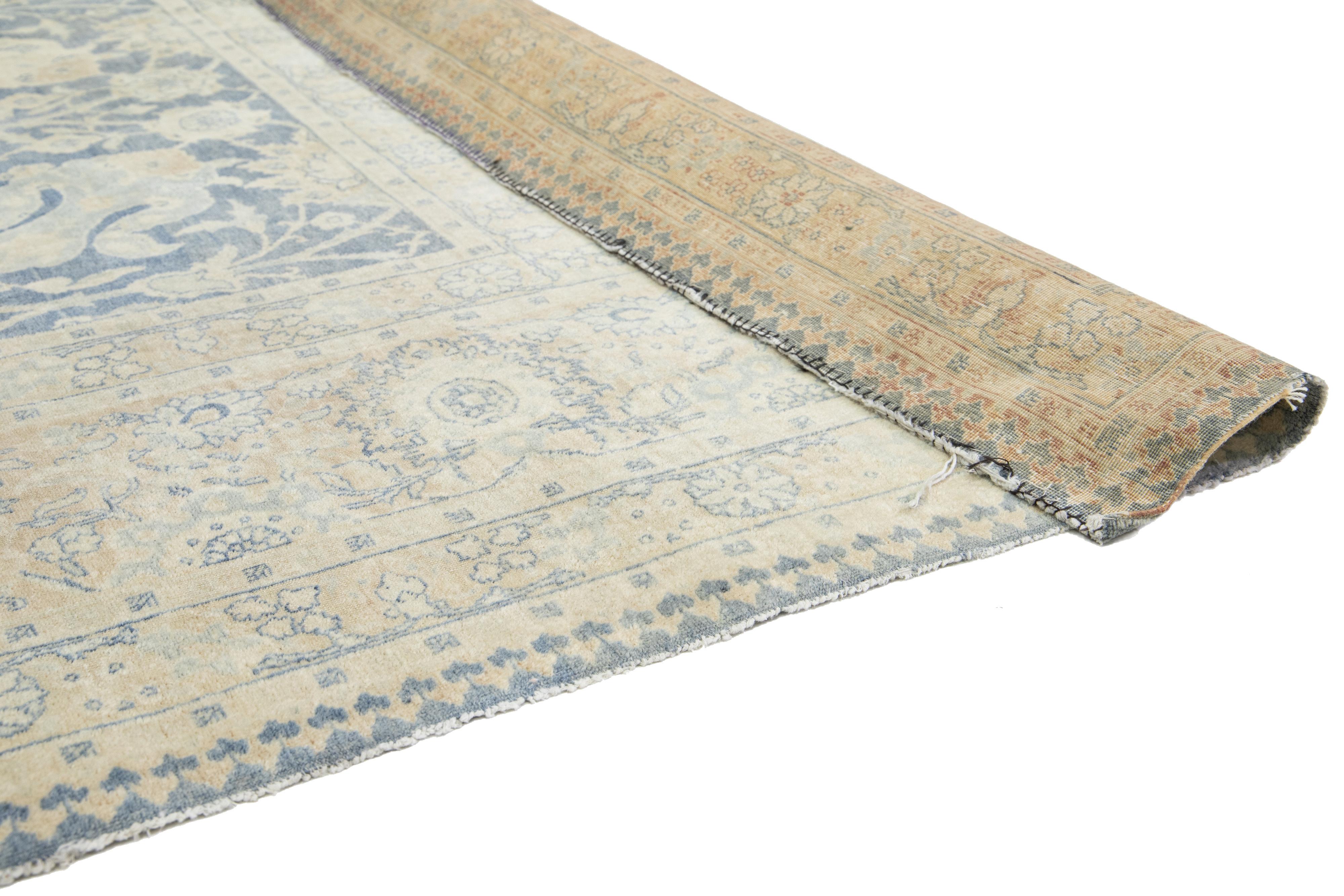 Annodato a mano Tappeto in lana Tabriz persiano antico dal design floreale in blu in vendita