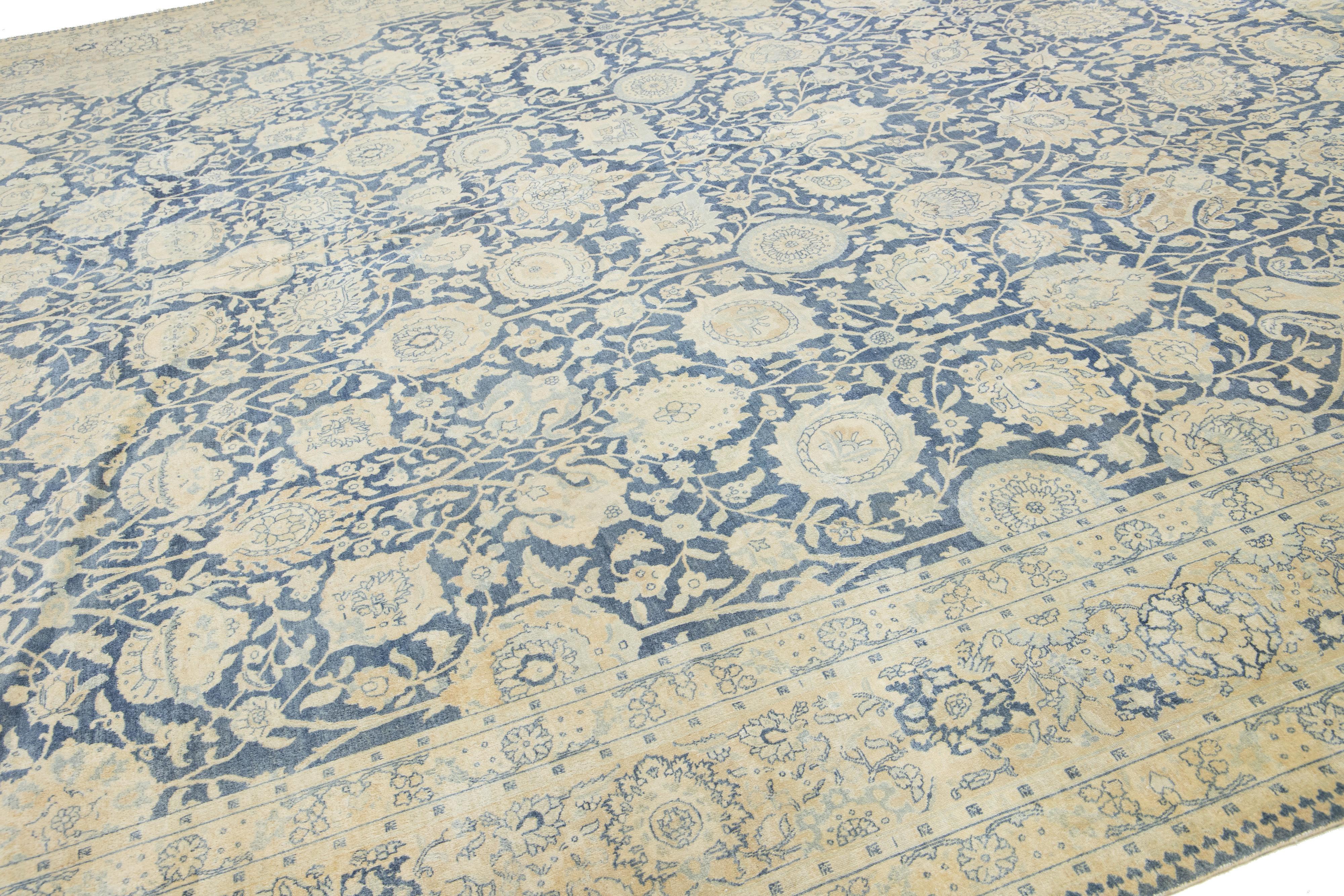 Tappeto in lana Tabriz persiano antico dal design floreale in blu In condizioni buone in vendita a Norwalk, CT