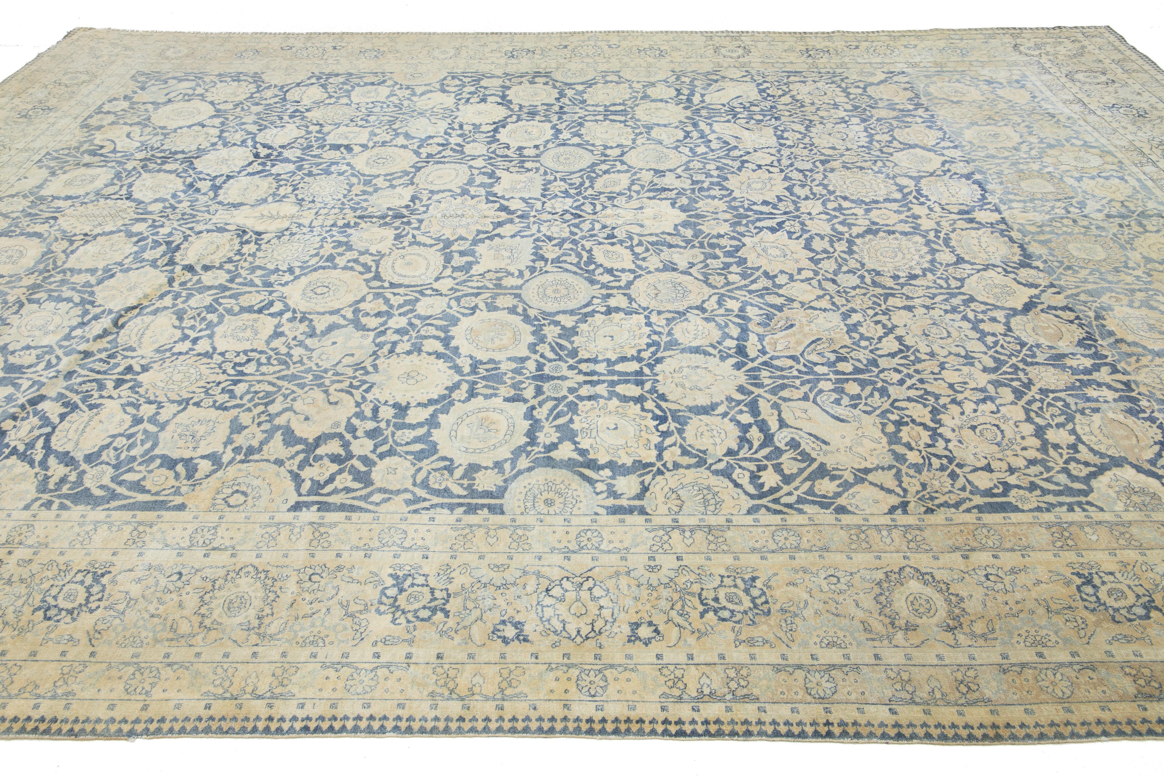 XX secolo Tappeto in lana Tabriz persiano antico dal design floreale in blu in vendita
