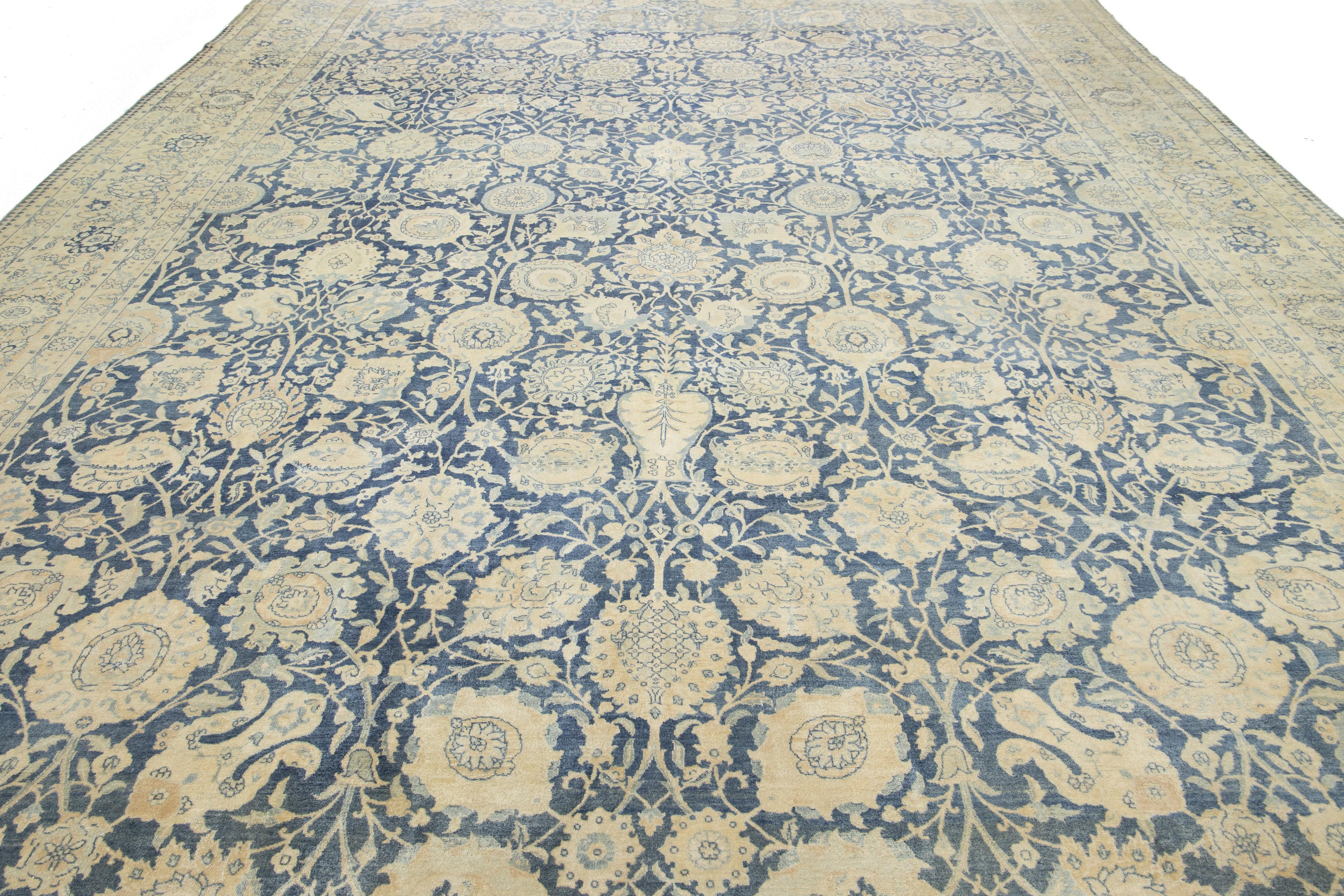 Tappeto in lana Tabriz persiano antico dal design floreale in blu in vendita 2