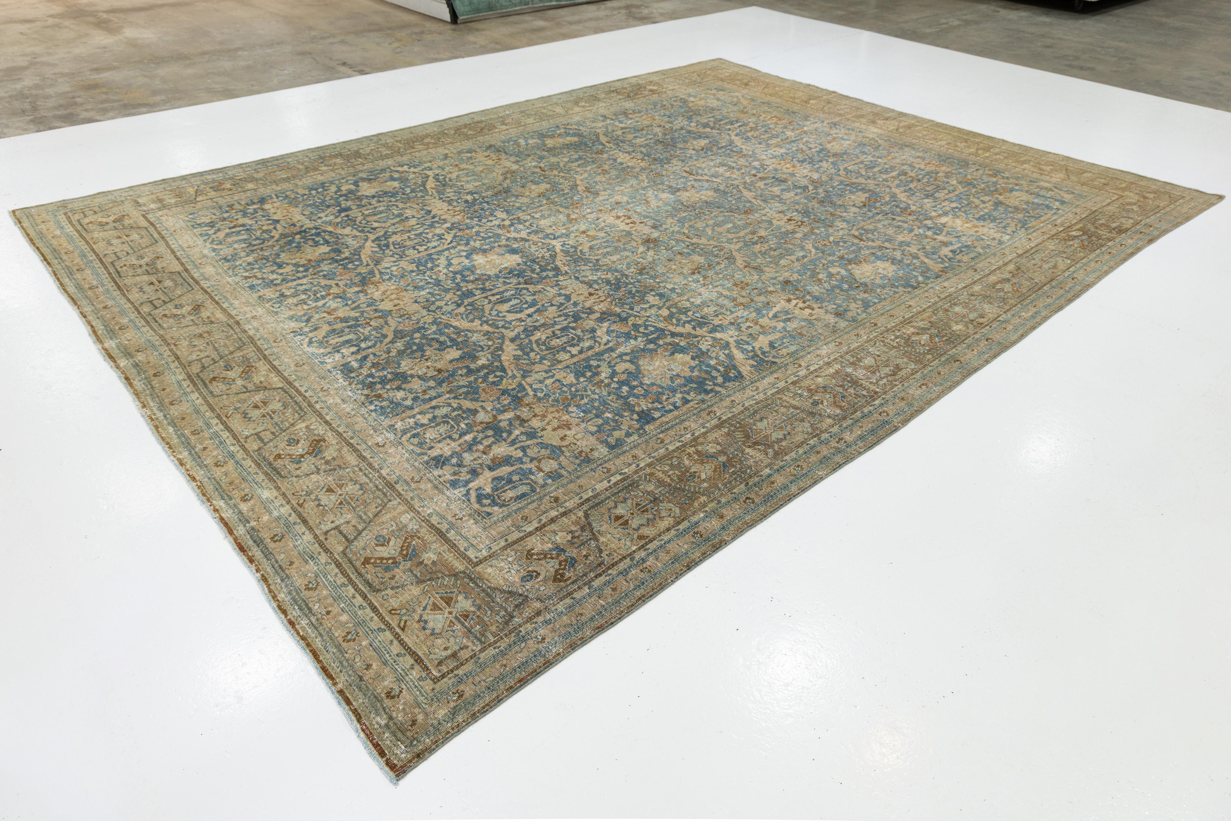 Floral gestaltete handgefertigte Mahal Wollteppich In Blau aus den 1900er Jahren (Persisch) im Angebot