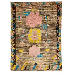 Floral gestalteter moderner Wollteppich im marokkanischen Stil in Braun
