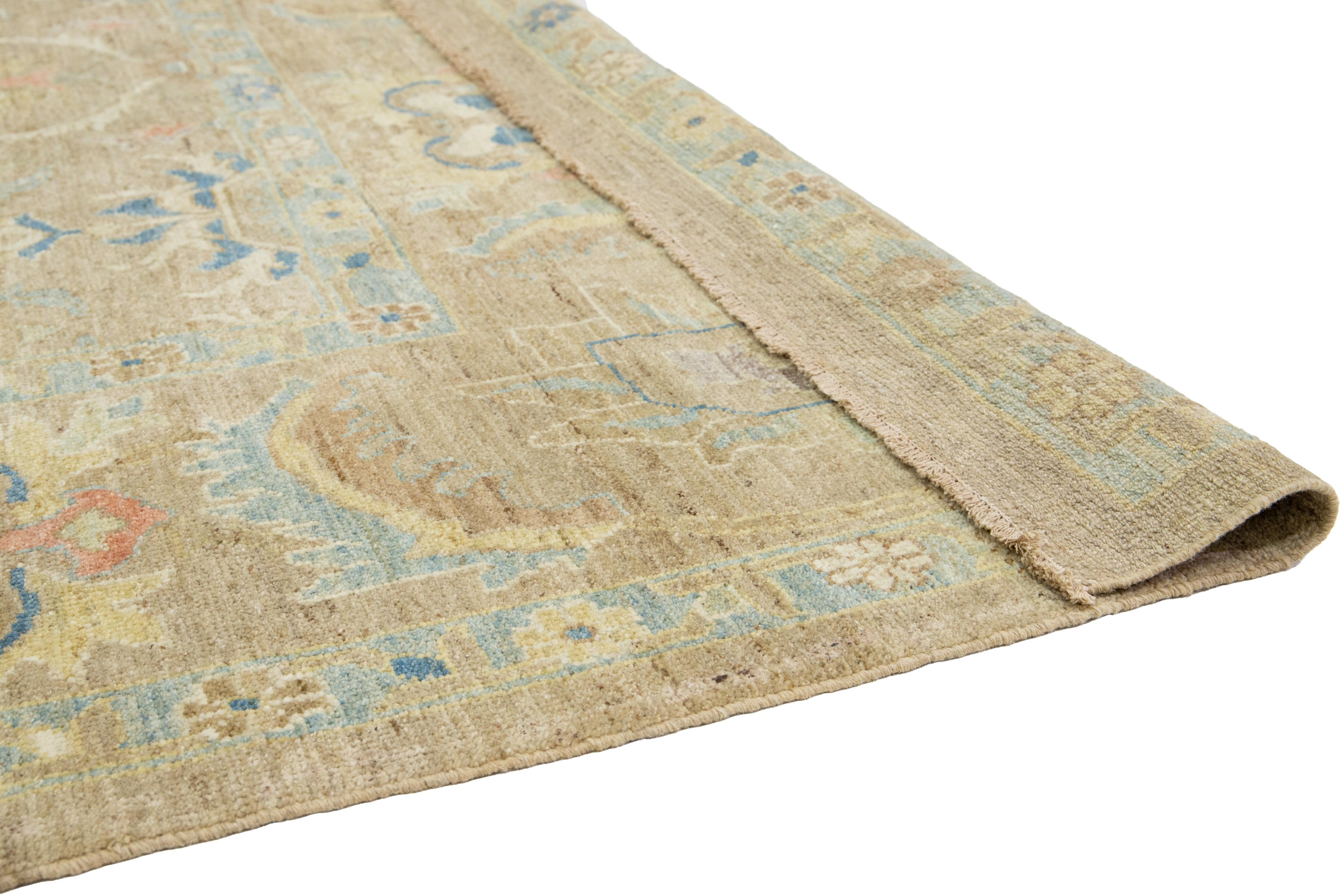 Apadana's Floral Designed Moderner Sultanabad-Wollteppich Handgefertigt in Hellbraun (Handgeknüpft) im Angebot