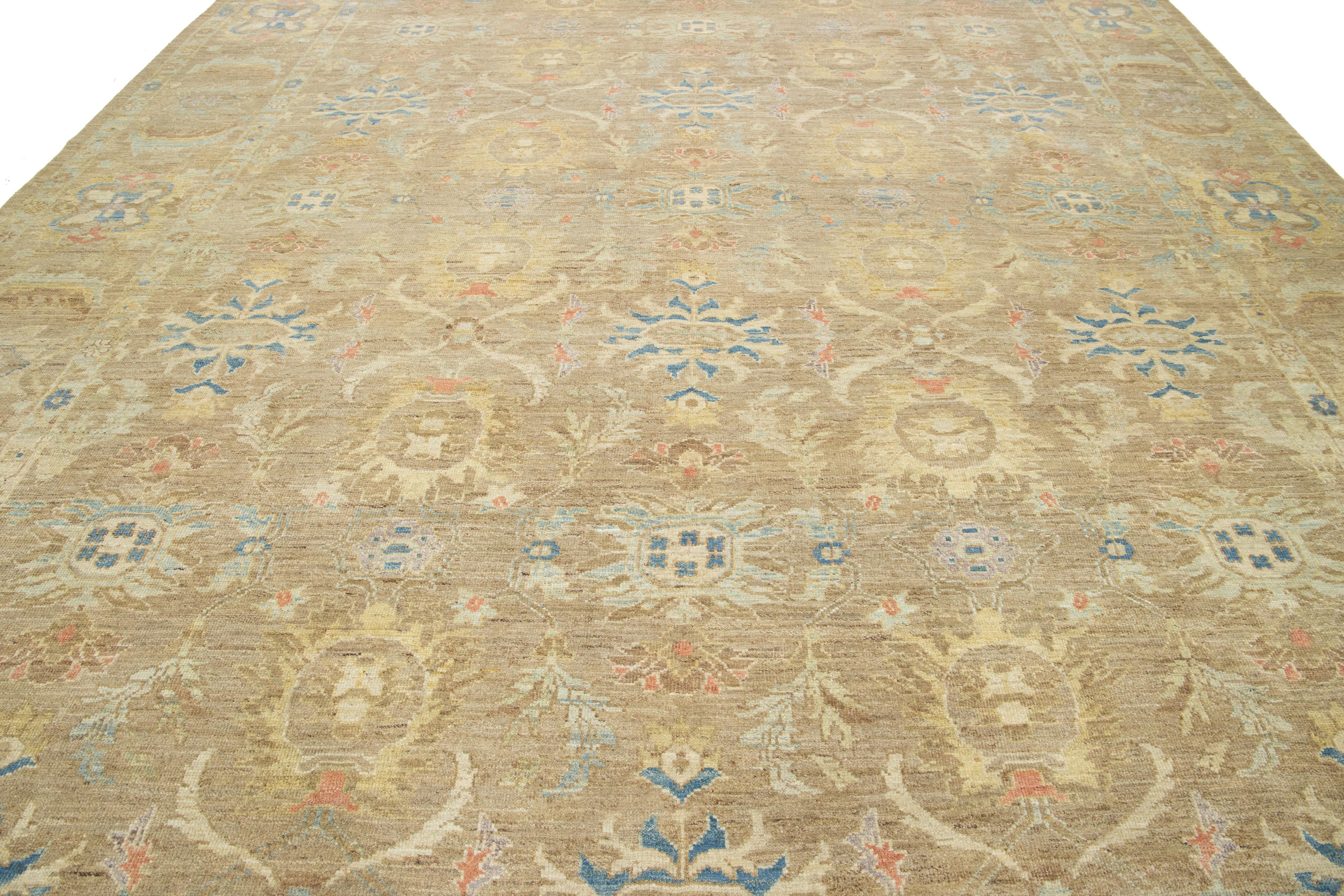 Apadana's Floral Designed Moderner Sultanabad-Wollteppich Handgefertigt in Hellbraun (21. Jahrhundert und zeitgenössisch) im Angebot