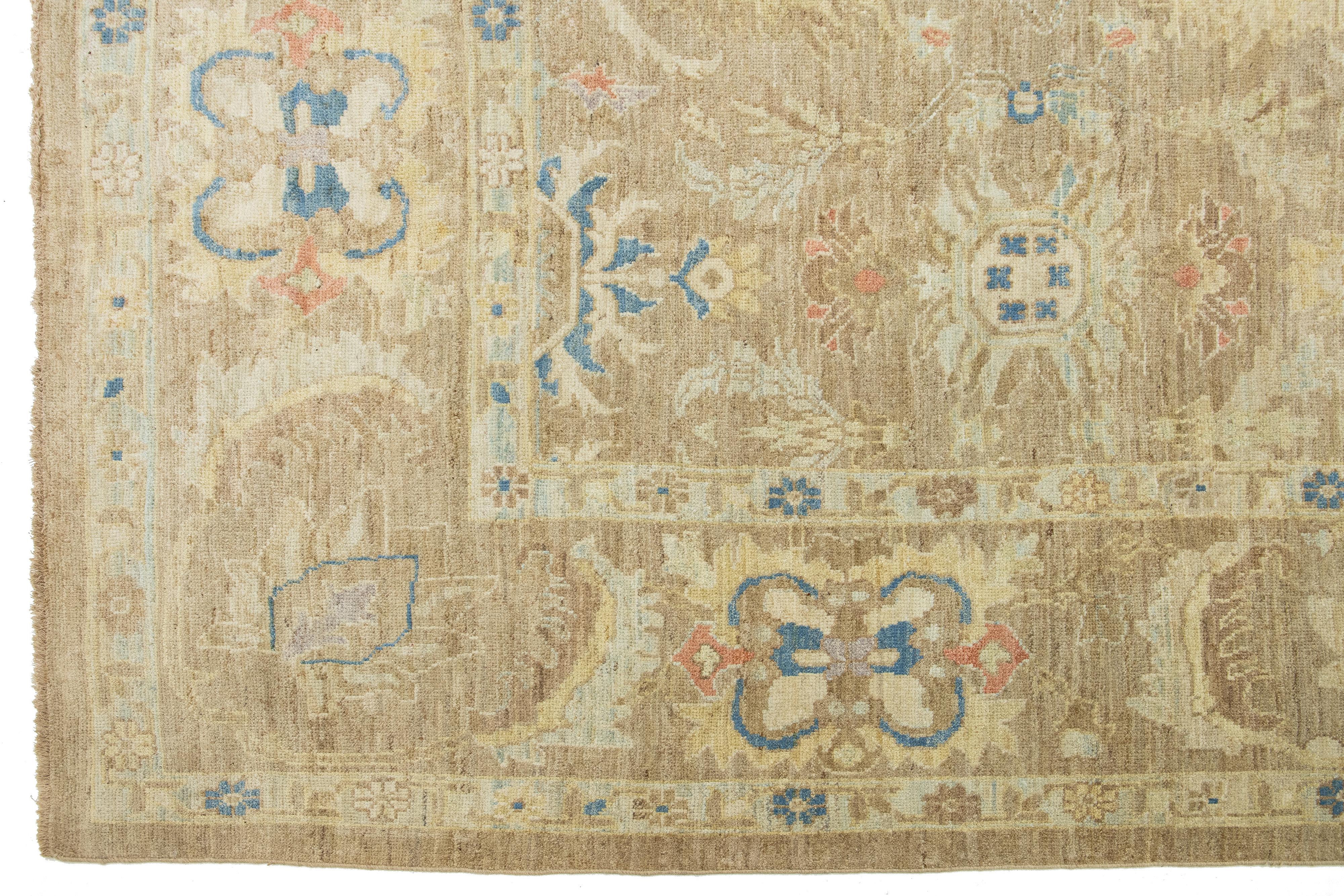 Apadana's Floral Designed Moderner Sultanabad-Wollteppich Handgefertigt in Hellbraun (Wolle) im Angebot