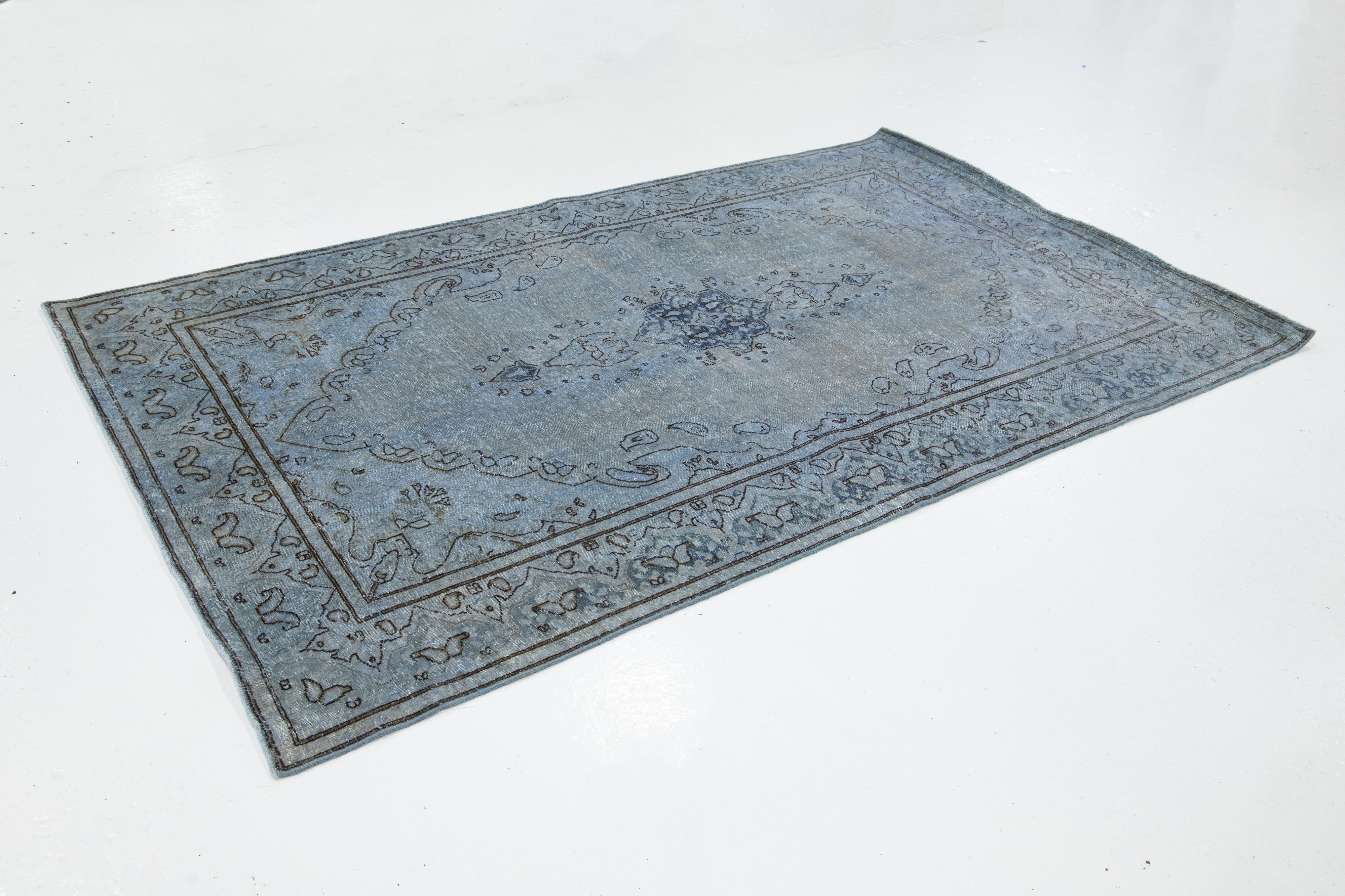 Persischer Overdyed-Wollteppich in Blau und Grau mit Blumenmuster (Handgeknüpft) im Angebot