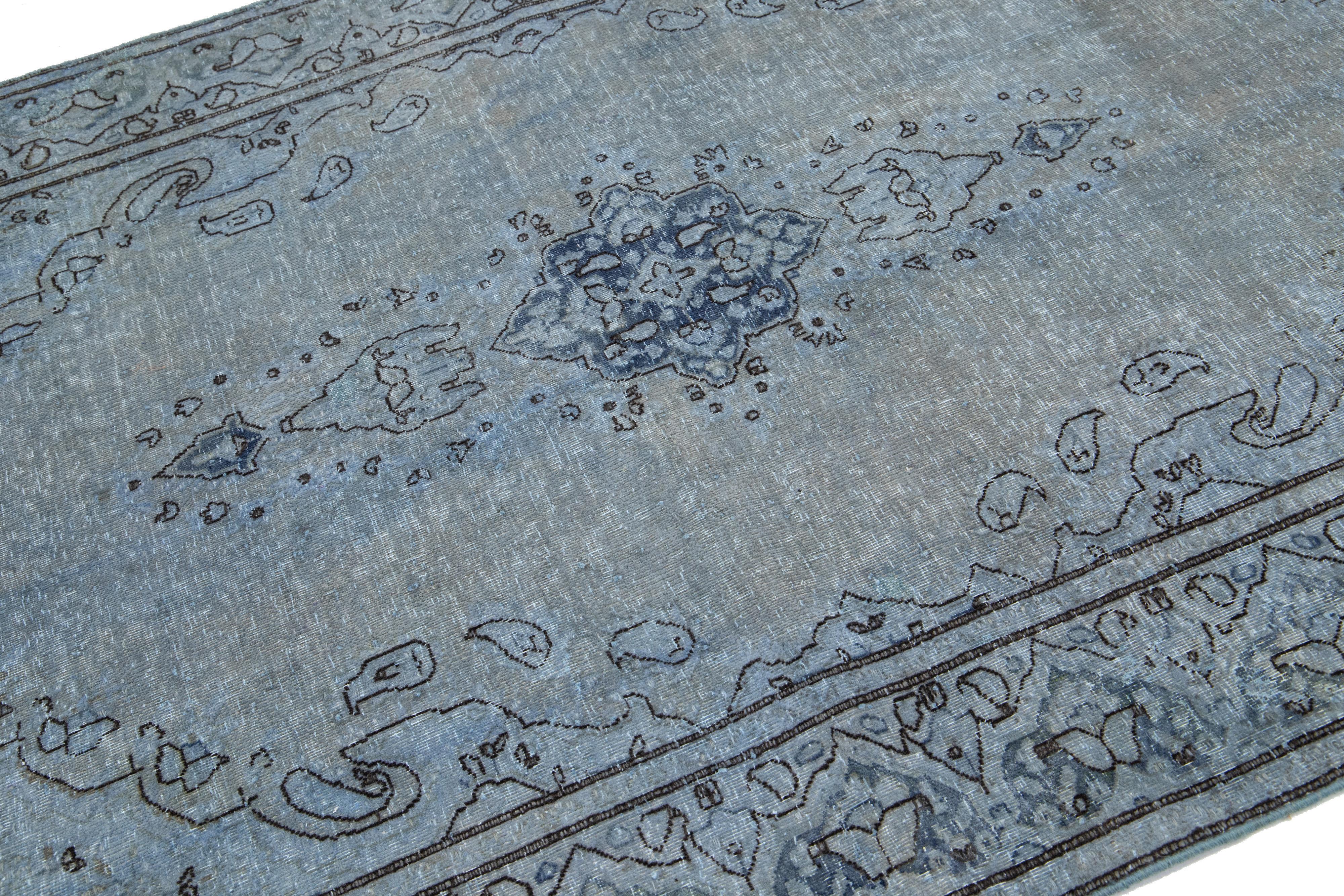 Persischer Overdyed-Wollteppich in Blau und Grau mit Blumenmuster im Zustand „Gut“ im Angebot in Norwalk, CT