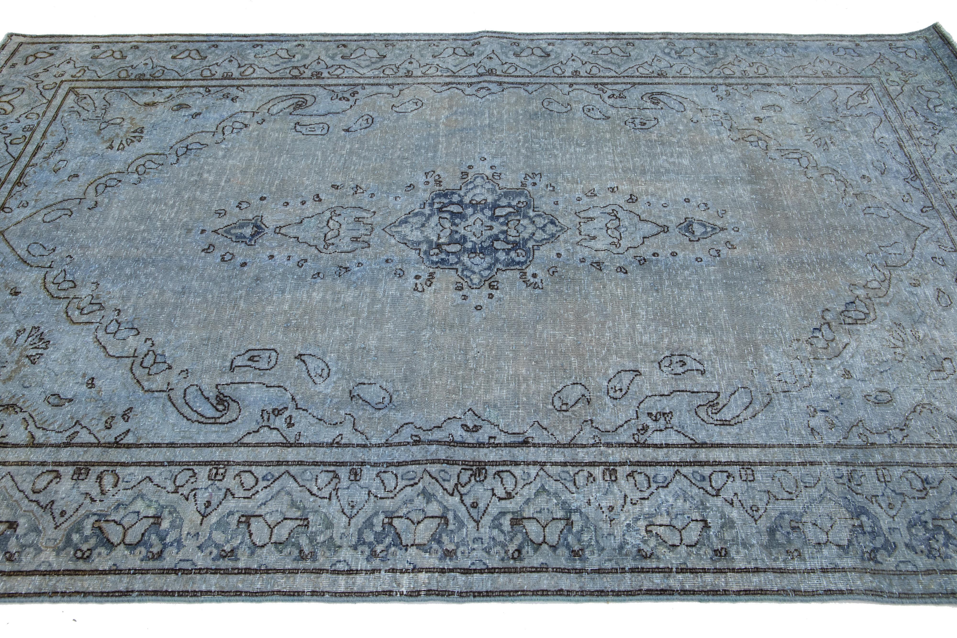 Persischer Overdyed-Wollteppich in Blau und Grau mit Blumenmuster (20. Jahrhundert) im Angebot