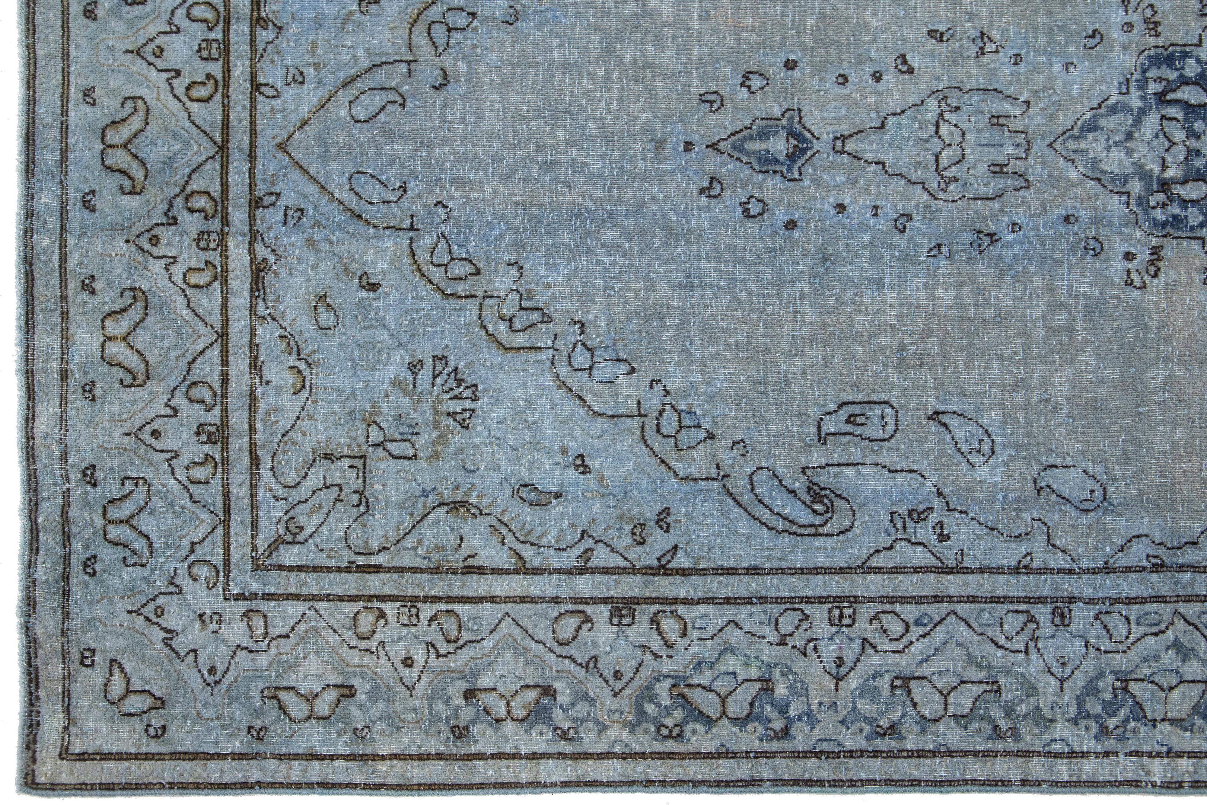 Persischer Overdyed-Wollteppich in Blau und Grau mit Blumenmuster (Wolle) im Angebot