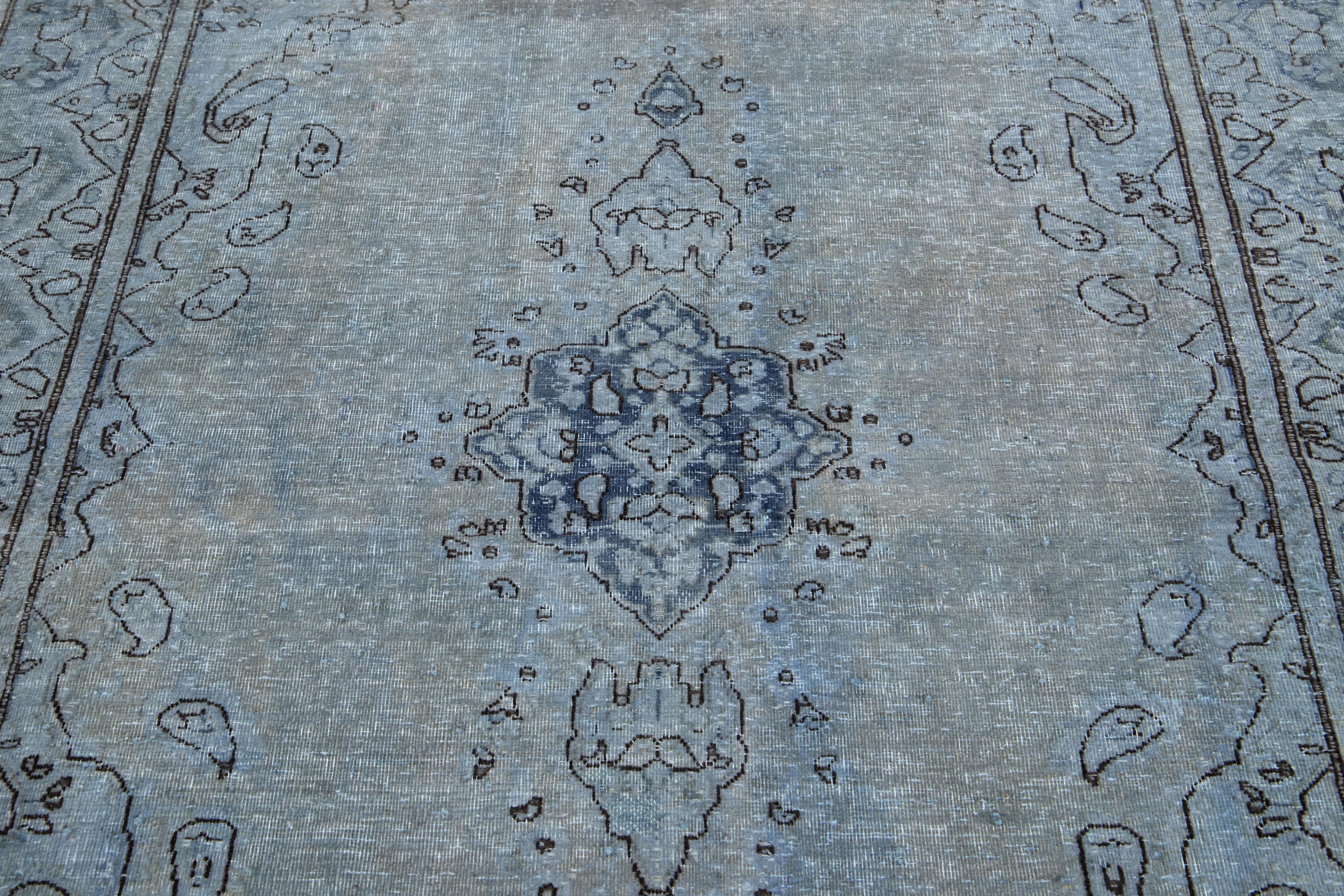 Persischer Overdyed-Wollteppich in Blau und Grau mit Blumenmuster im Angebot 1