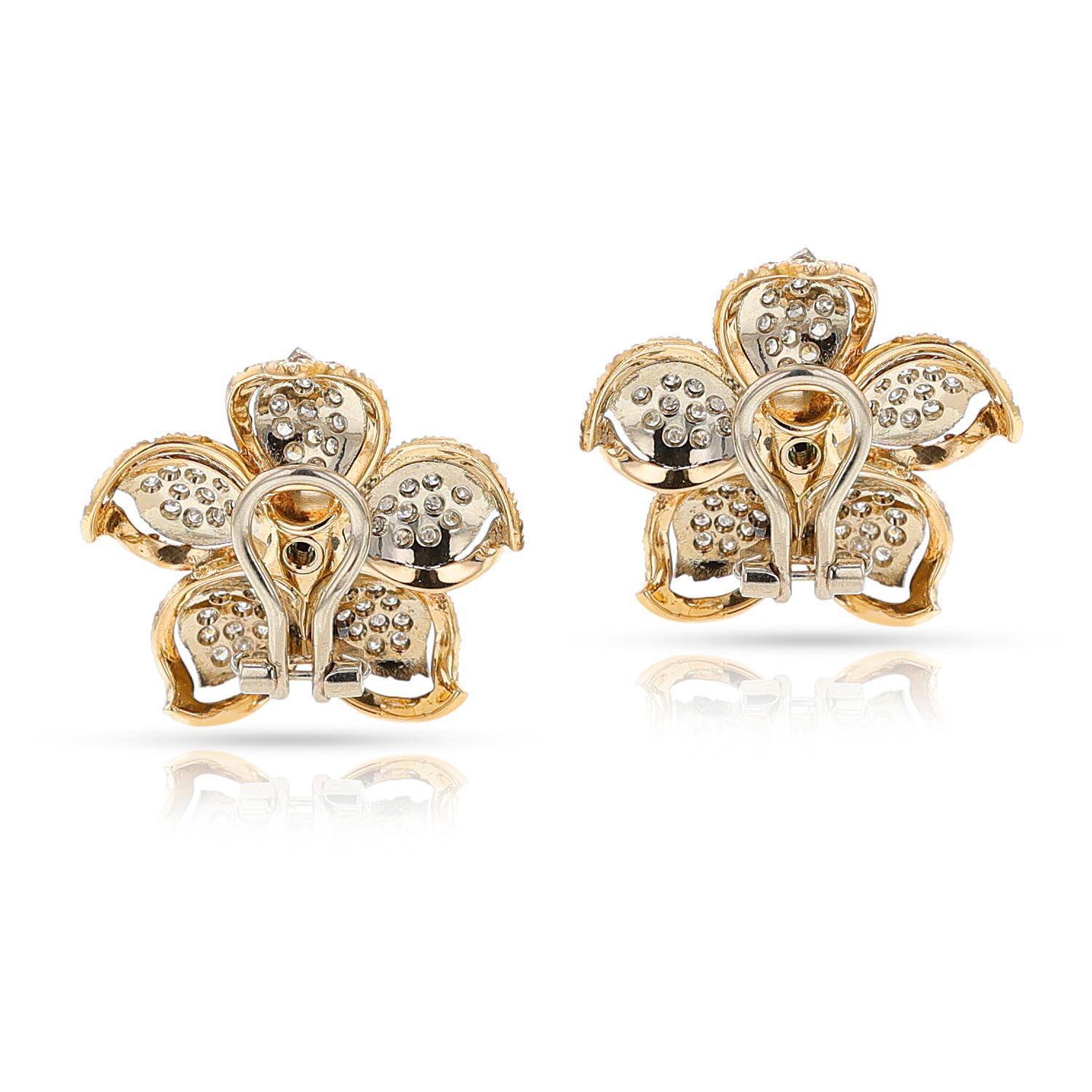 Floral Diamond and Emerald Earring, Ring, Pendant Set, 18k In Excellent Condition For Sale In New York, NY