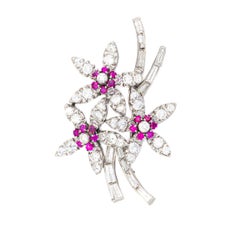 Broche florale en diamant et rubis