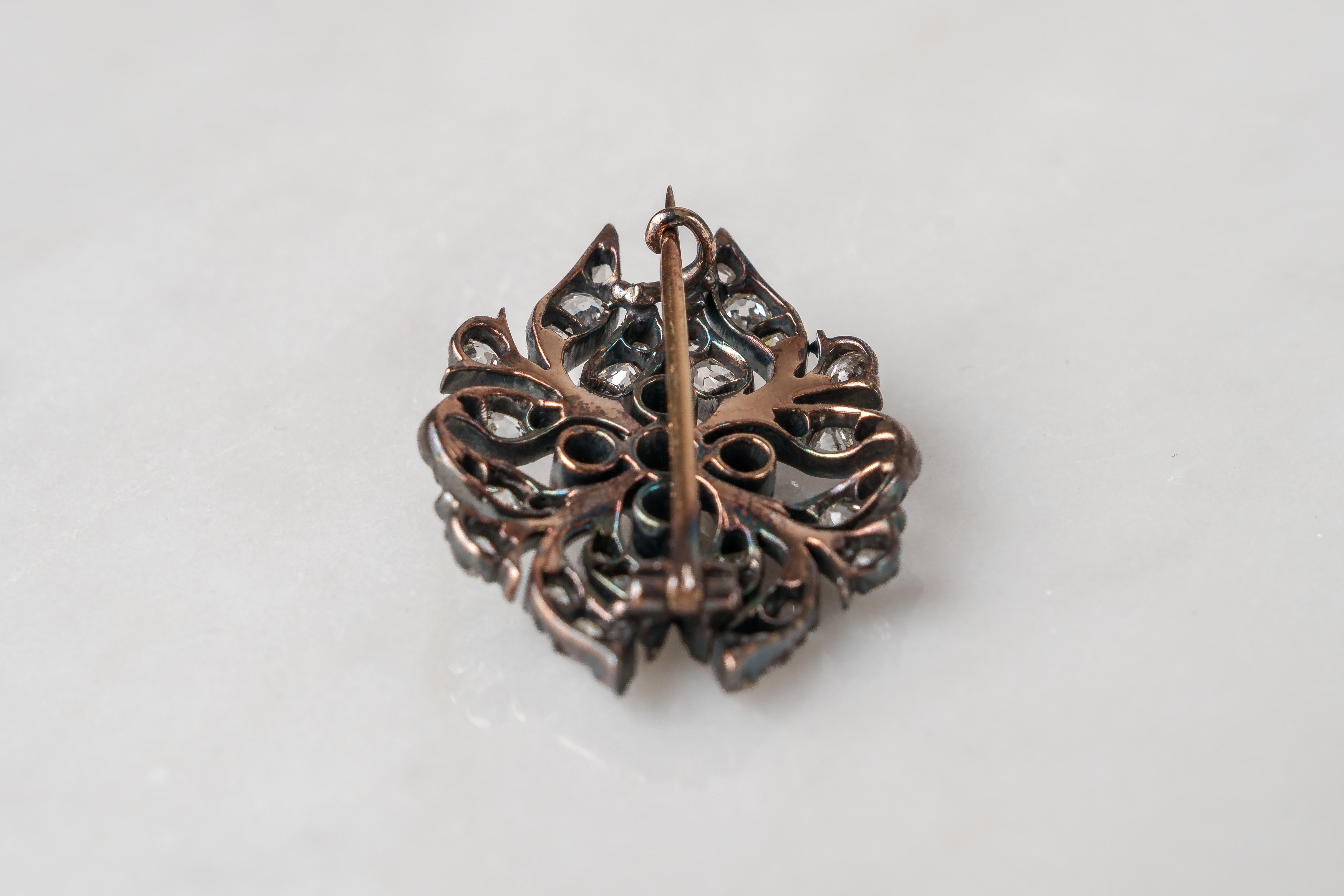 Broche en diamant du début du 19e siècle, à motif de feuillage, sertie de diamants anciens gradués en forme de coussin en argent sur or, 2,8 cm de large, livrée avec l'étui d'origine de Collingwood Jewellers Ltd.

Date : Vers 1810
Poids : 4.3