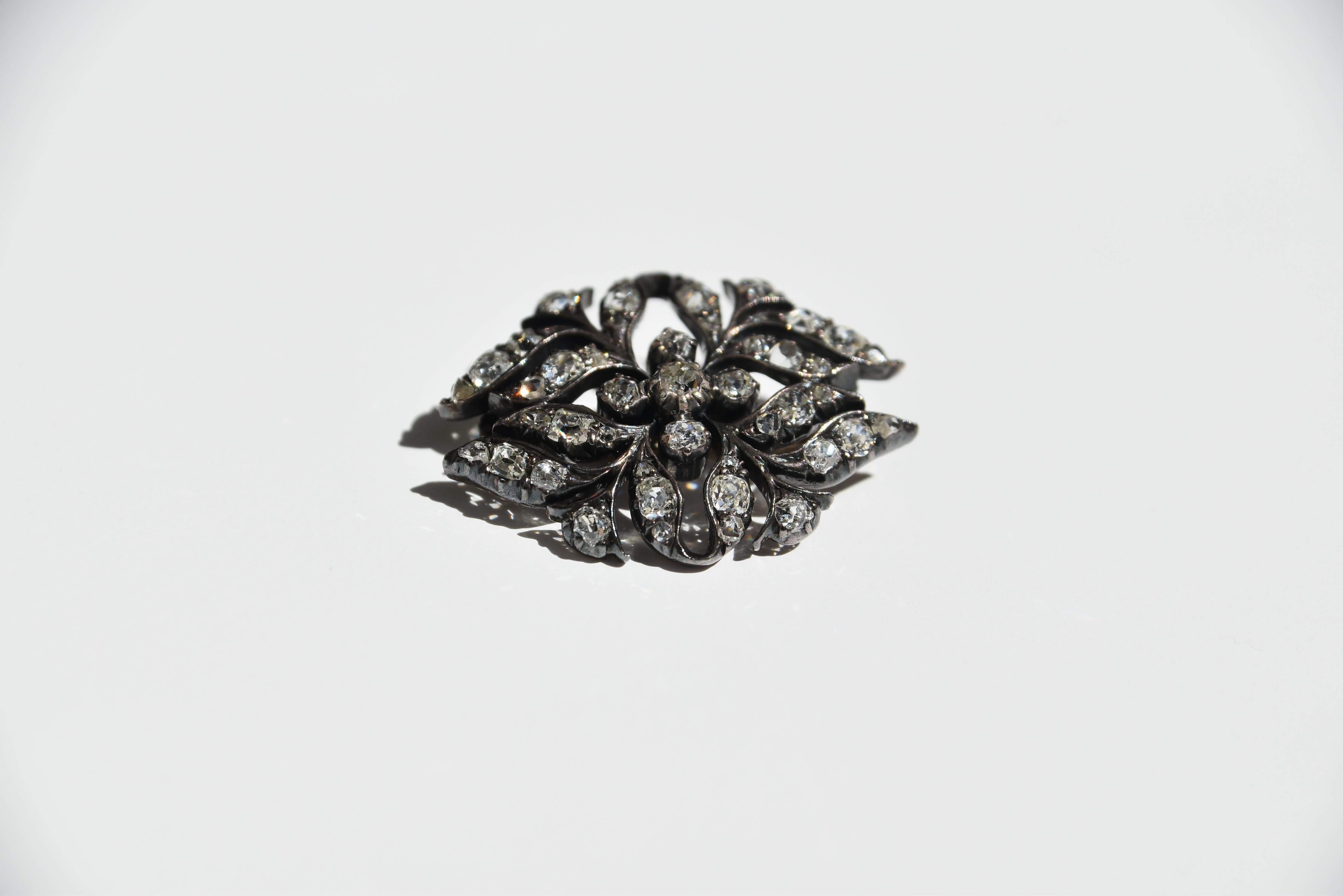 Broche florale en diamant, début du 19e siècle Unisexe en vente