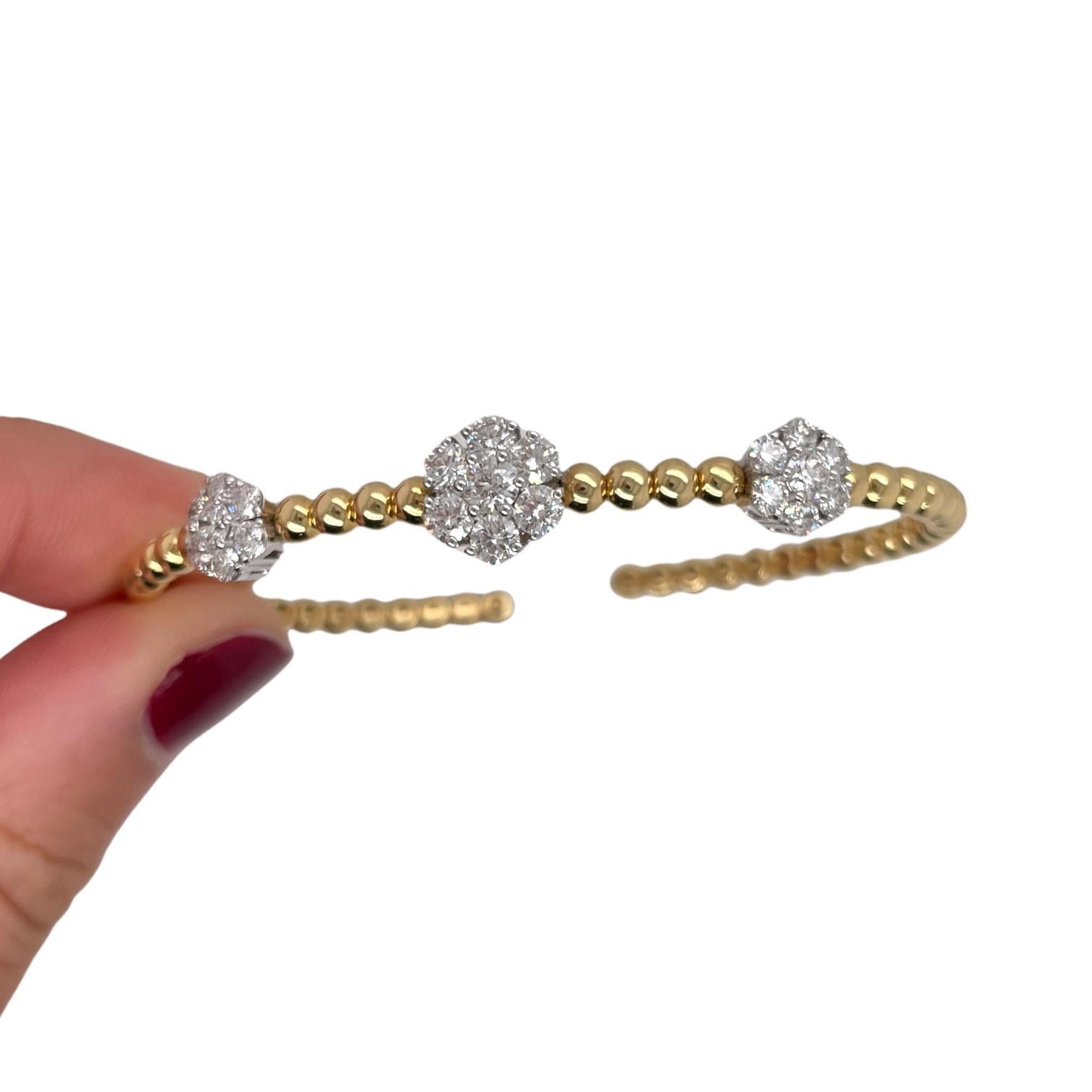 Moderne Bracelet jonc souple en or jaune et blanc 18 carats avec grappe de diamants à motifs floraux en vente