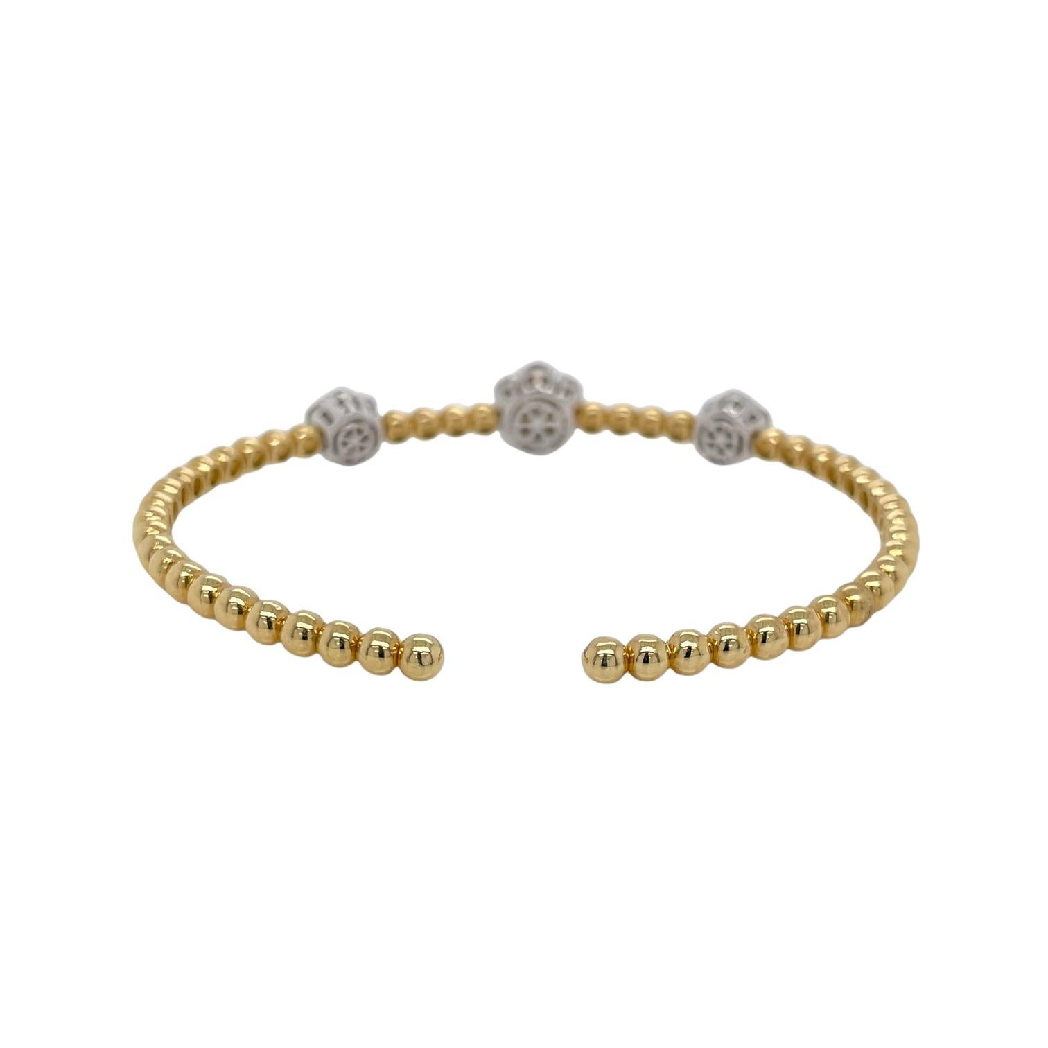 Taille ronde Bracelet jonc souple en or jaune et blanc 18 carats avec grappe de diamants à motifs floraux en vente