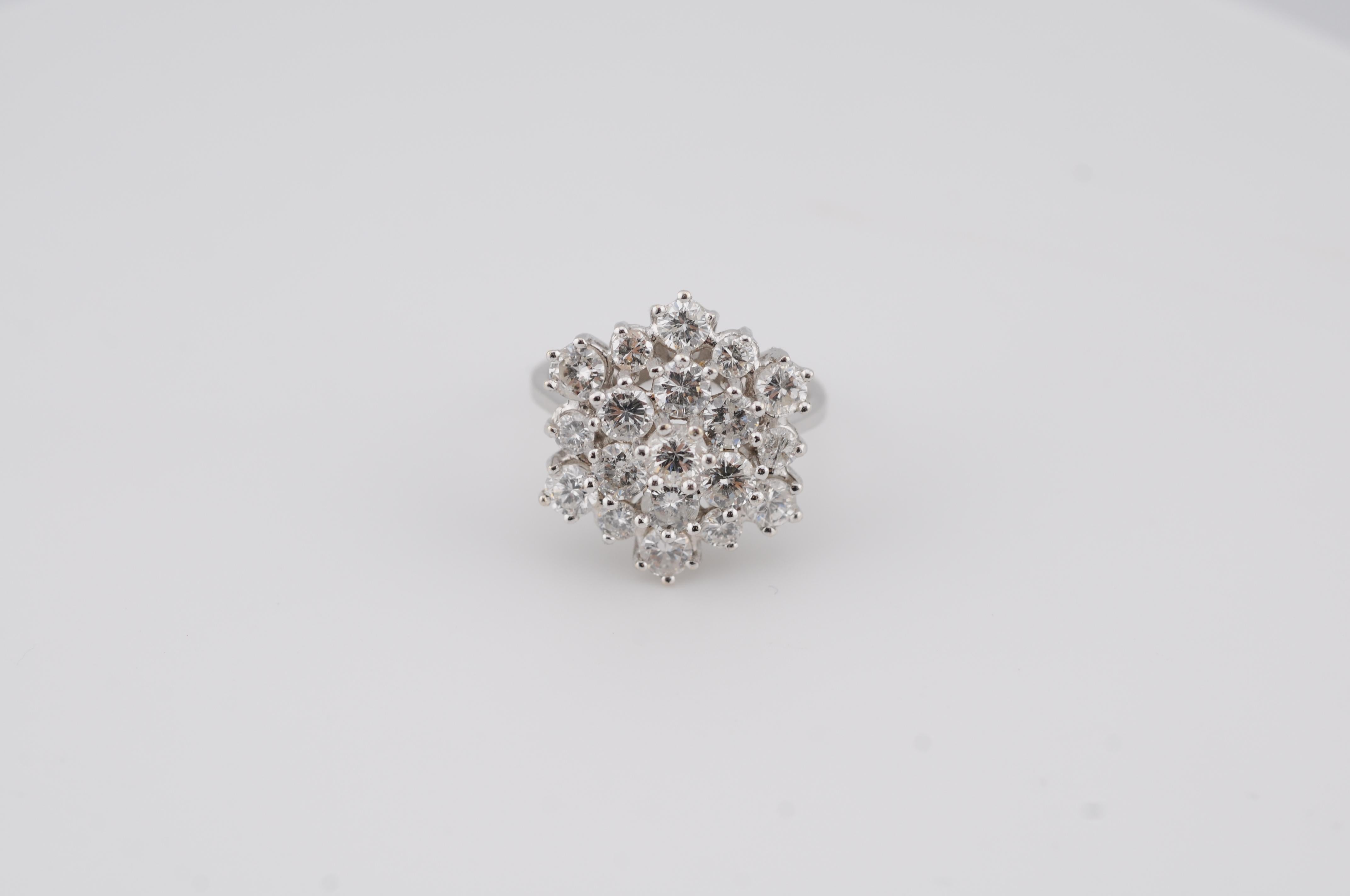 Floral Diamond Cluster Ring in 14K White Gold  2.49ct Total In condizioni buone in vendita a Berlin, BE