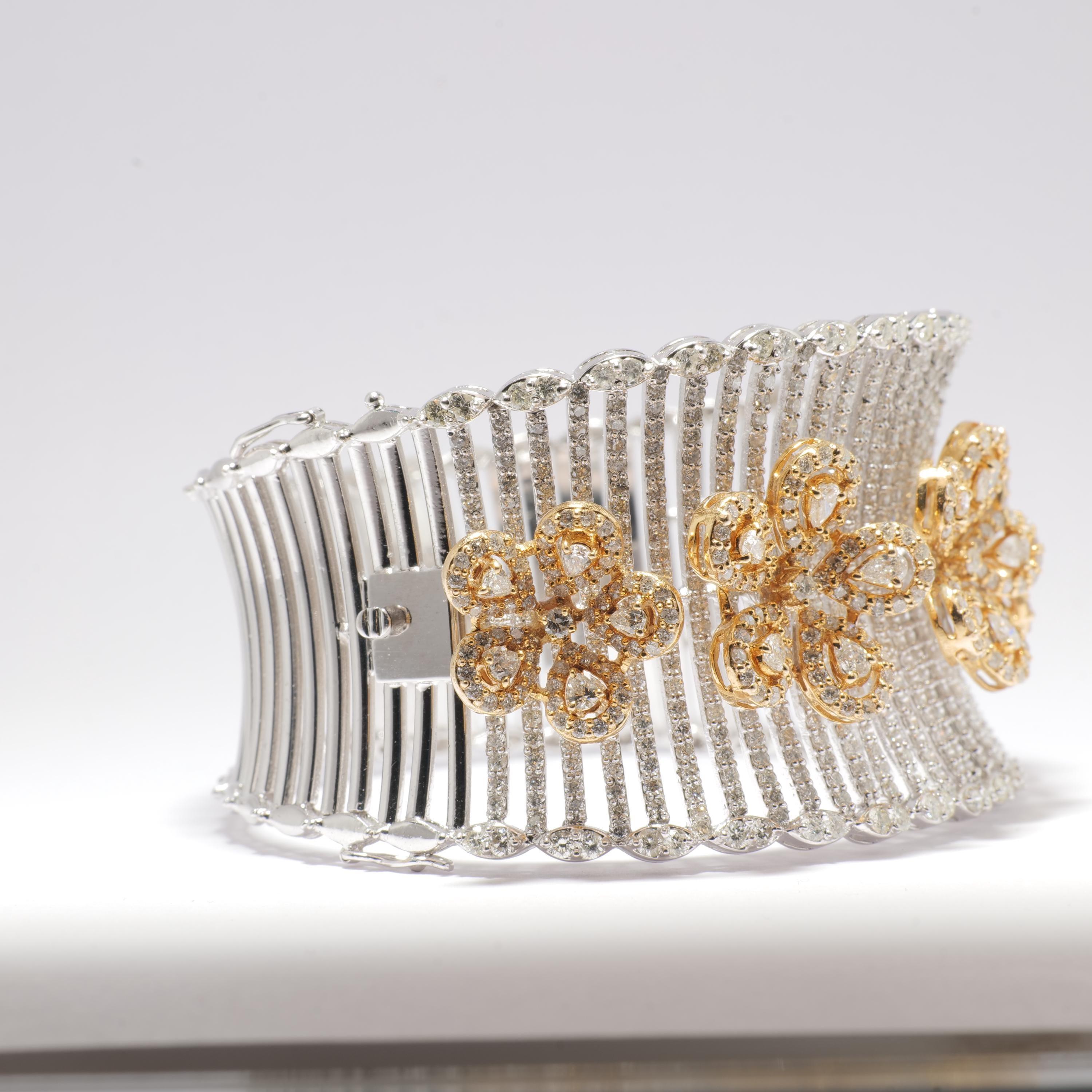 Manschettenarmband mit floralen Diamanten aus 14k massivem Gold (zertifiziert) (Art déco) im Angebot