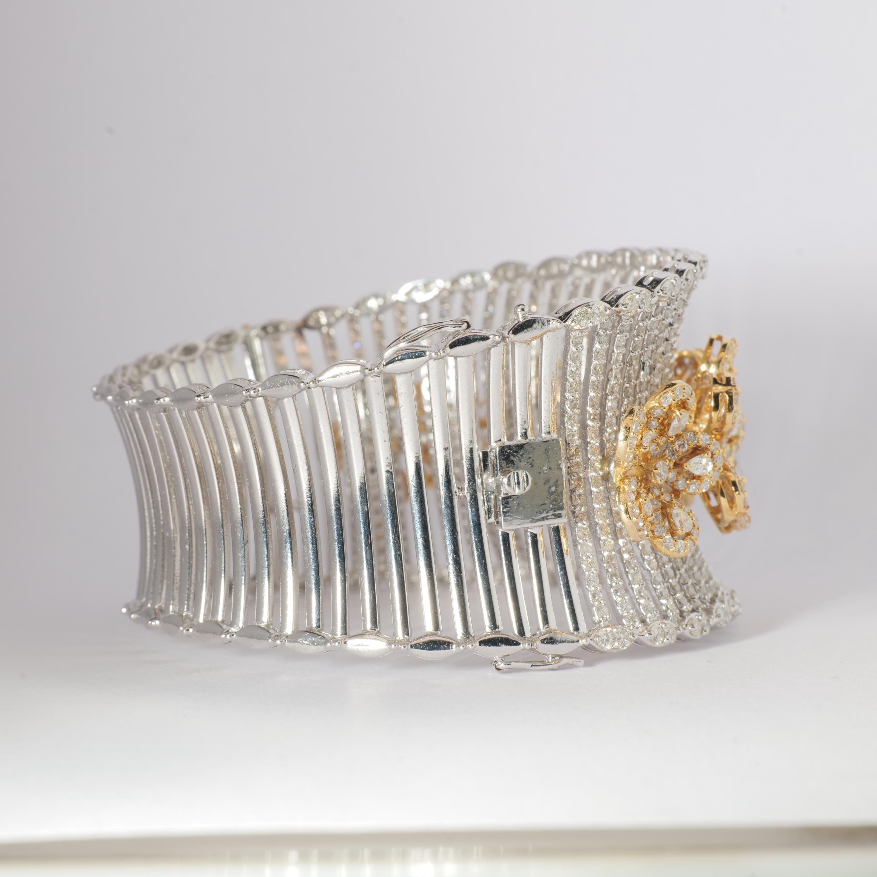 Manschettenarmband mit floralen Diamanten aus 14k massivem Gold (zertifiziert) (Rundschliff) im Angebot