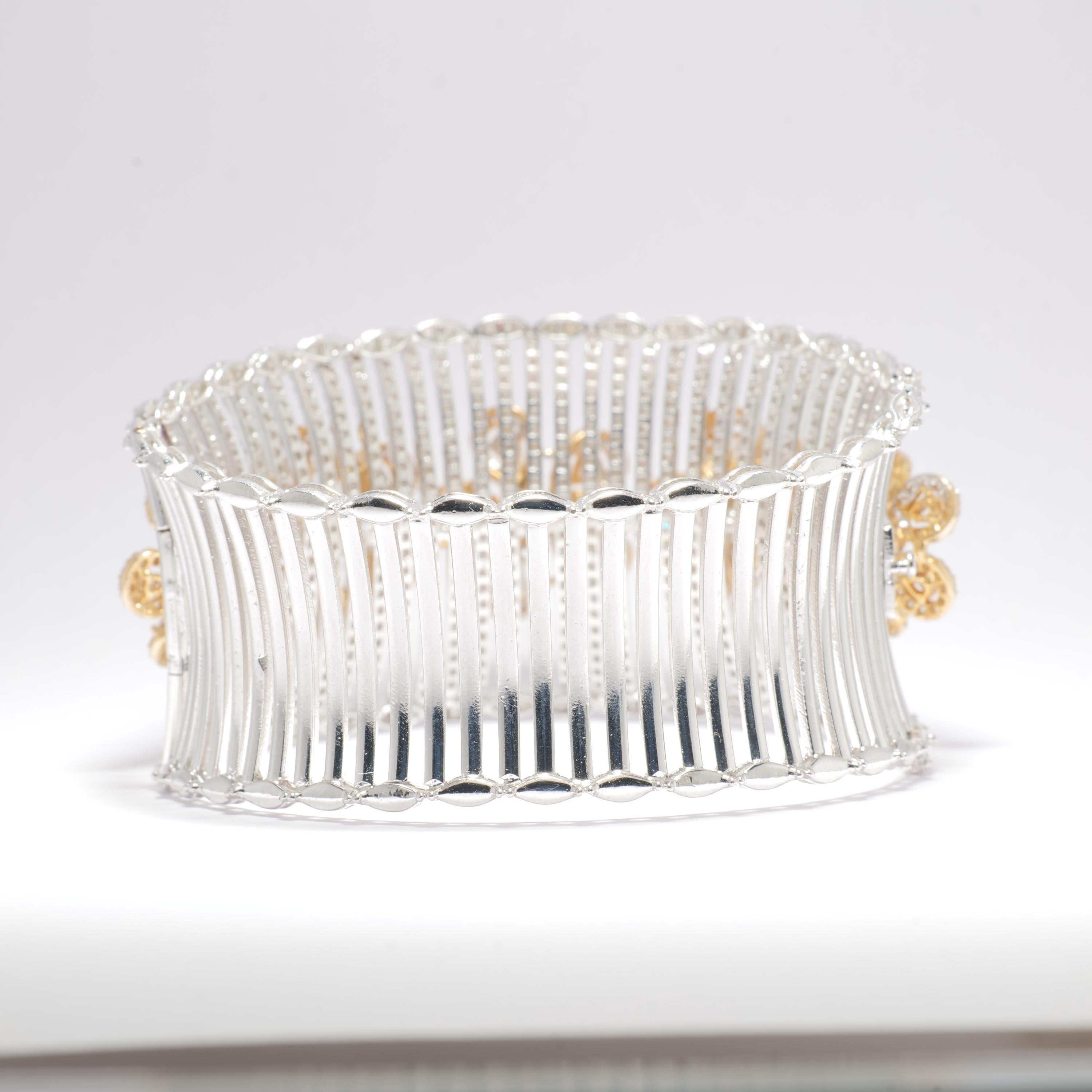 Manschettenarmband mit floralen Diamanten aus 14k massivem Gold (zertifiziert) im Zustand „Neu“ im Angebot in New Delhi, DL