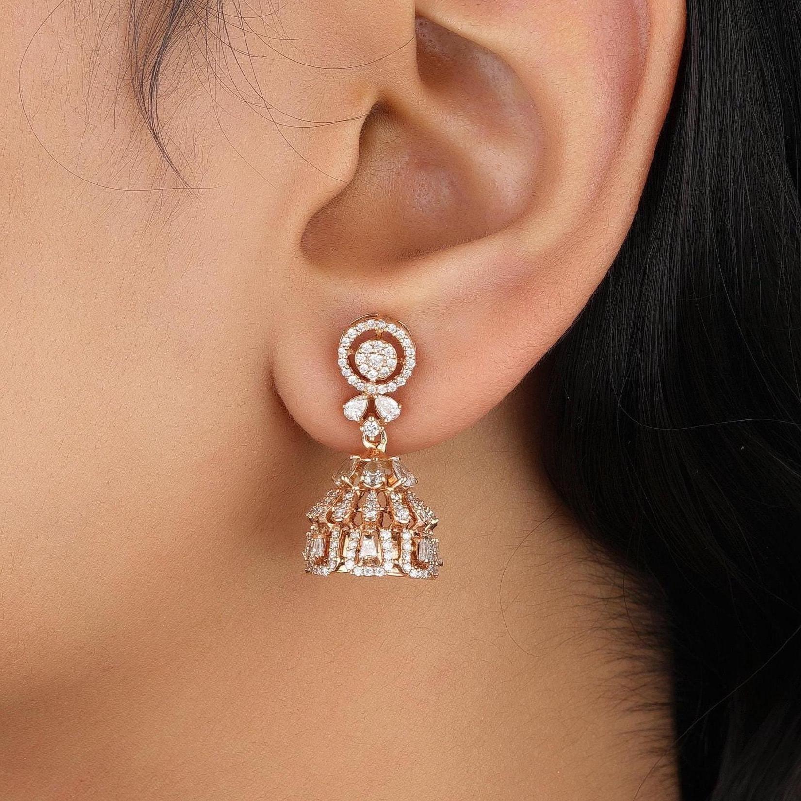 Art déco Boucles d'oreilles pendantes en or massif 14 carats avec diamants floraux (certifié) en vente