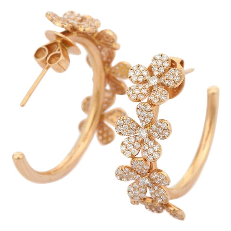 Wunderschönes massives Gold und Edelsteine, die von Hand verarbeitet werden. Mit Liebe entworfen, einschließlich handverlesener Luxus-Edelsteine für jeden Designer-Reifen-Ohrring. Sie brauchen florale Ohrringe, um mit Ihrem Look ein Statement zu
