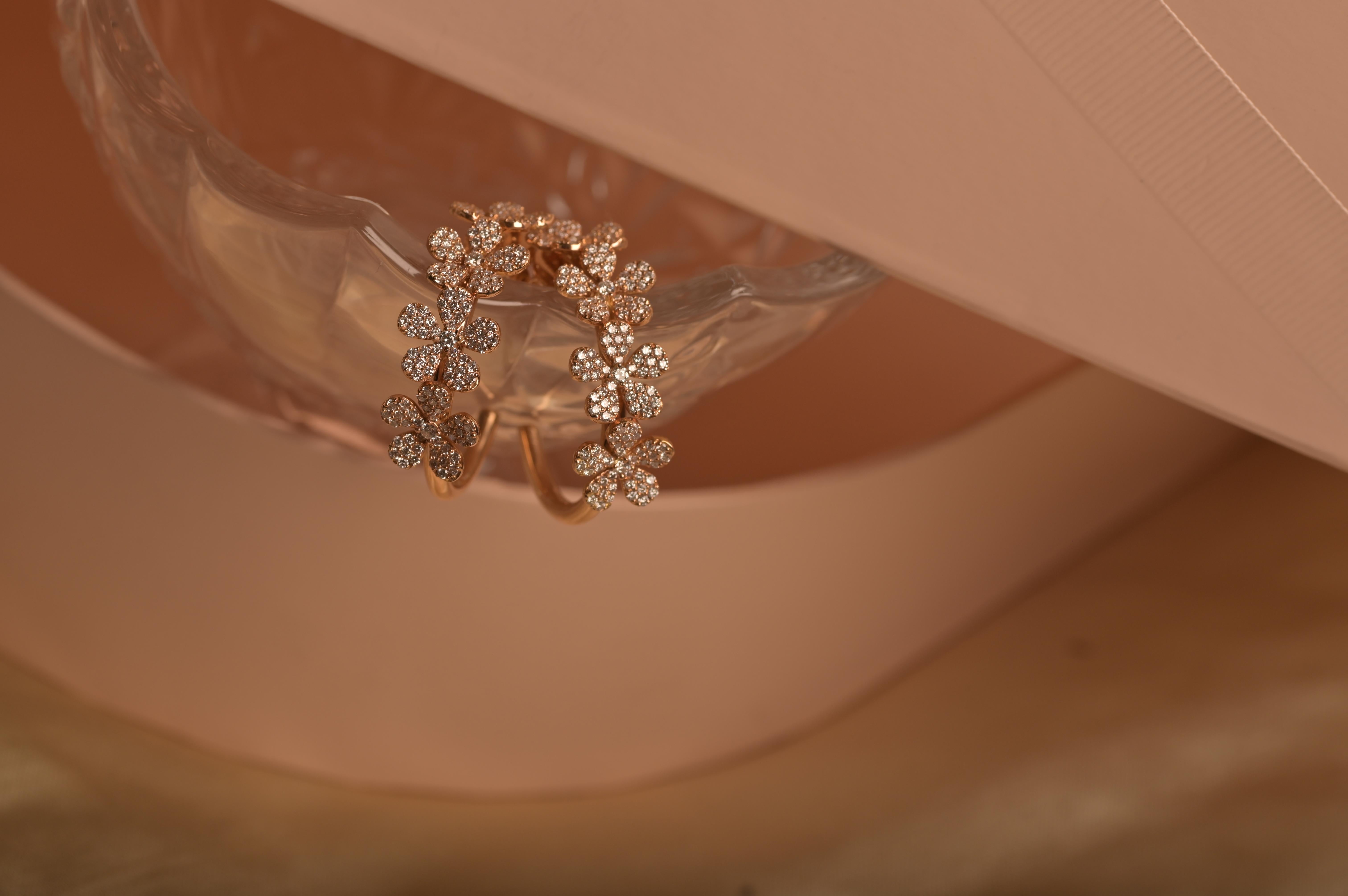 Boucles d'oreilles en or rose 18 carats avec diamants en forme de fleur Neuf - En vente à Houston, TX